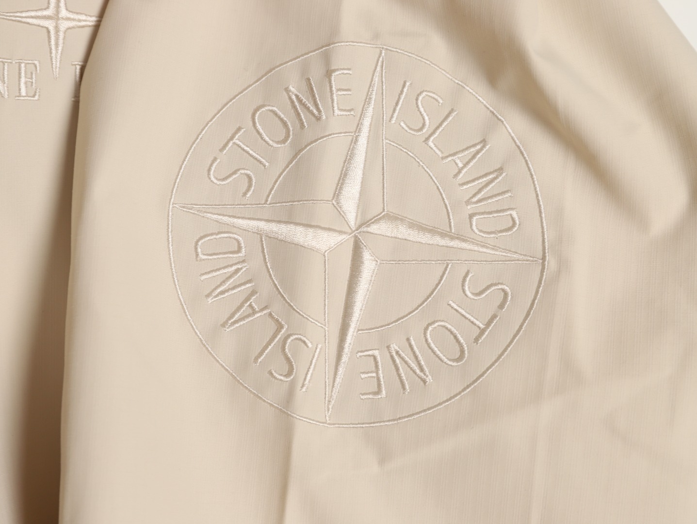 Stone Island/石頭島 24ss 手臂刺繡羅盤衝鋒衣外套
石頭島春季最熱單品 超級吸睛的一款衝鋒衣外套 一眼就能愛上 採用梭織防風防水面料 手感細膩順滑 寬松連帽的版型  水洗標一應俱全 細節滿滿的一款衝鋒衣 大廠代工 品質可靠 

-略帶復古感的機能衝鋒衣 城市徒步 戶外穿行都很出挑 男女都可以駕馭的一款潮流單品 
Color：黑色
A Size：S-XXL