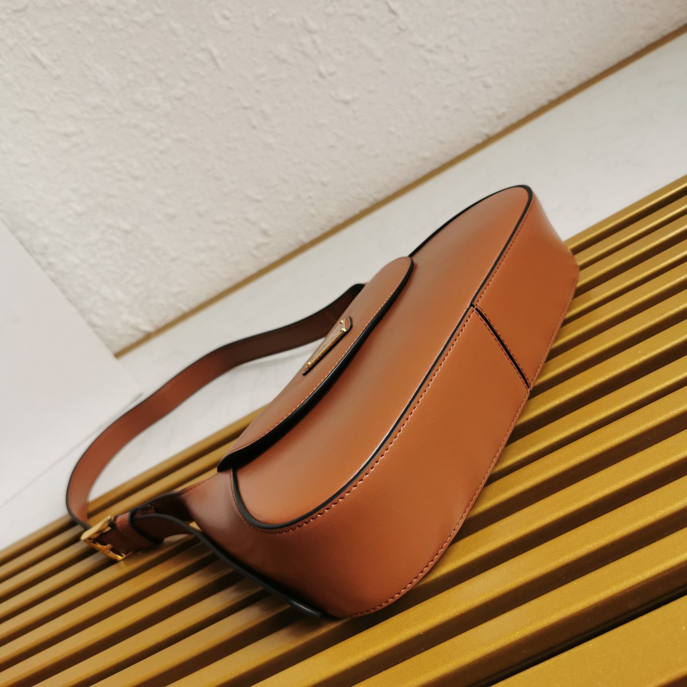 【 原單】P家🌹新款🎉Moon手袋液下包🎉1BD358到貨啦🎉🎉這款簡約Moon液下包為牛皮綻現摩登百搭的魅力。弧形包身設計，肩帶可調長短，磁扣開合翻蓋，便於隨心轉換造型。內配進口小羊皮，設有內袋，金屬配件更添亮麗格調，上身效果非常酷/時尚，又是一款永欠不過時爆款🎉寶寶們，趕緊入手吧🎉 尺寸：長25x高15x底5.5cm🎉🎉🎉🍊！