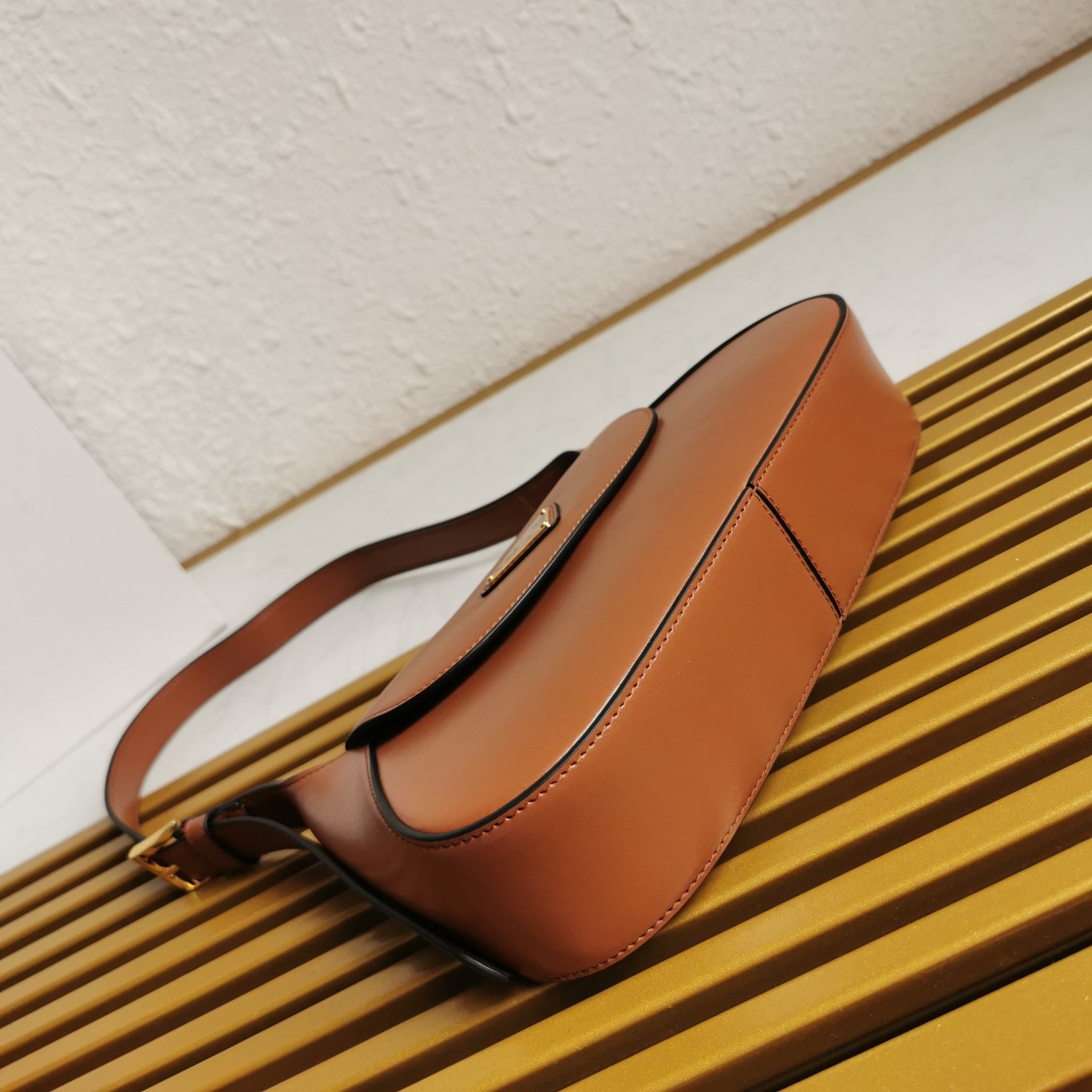 【 原單】P家🌹新款🎉Moon手袋液下包🎉1BD358到貨啦🎉🎉這款簡約Moon液下包為牛皮綻現摩登百搭的魅力。弧形包身設計，肩帶可調長短，磁扣開合翻蓋，便於隨心轉換造型。內配進口小羊皮，設有內袋，金屬配件更添亮麗格調，上身效果非常酷/時尚，又是一款永欠不過時爆款🎉寶寶們，趕緊入手吧🎉 尺寸：長25x高15x底5.5cm🎉🎉🎉🍊！