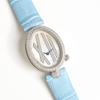 AW廠出品。那不勒斯王后系列REINE DE NAPLES[色]高品質女士瑞士石英機芯女表、
圓弧形的錶盤採用閃閃發光的白色天然母貝製成，錶盤上的羅馬數字“XII”則採用白色天然母貝製成，以細木鑲嵌工藝固定於錶盤之上。母貝材質脆弱易碎，因此在細木鑲嵌工藝中尤為棘手，可謂名副符其實的傑作。