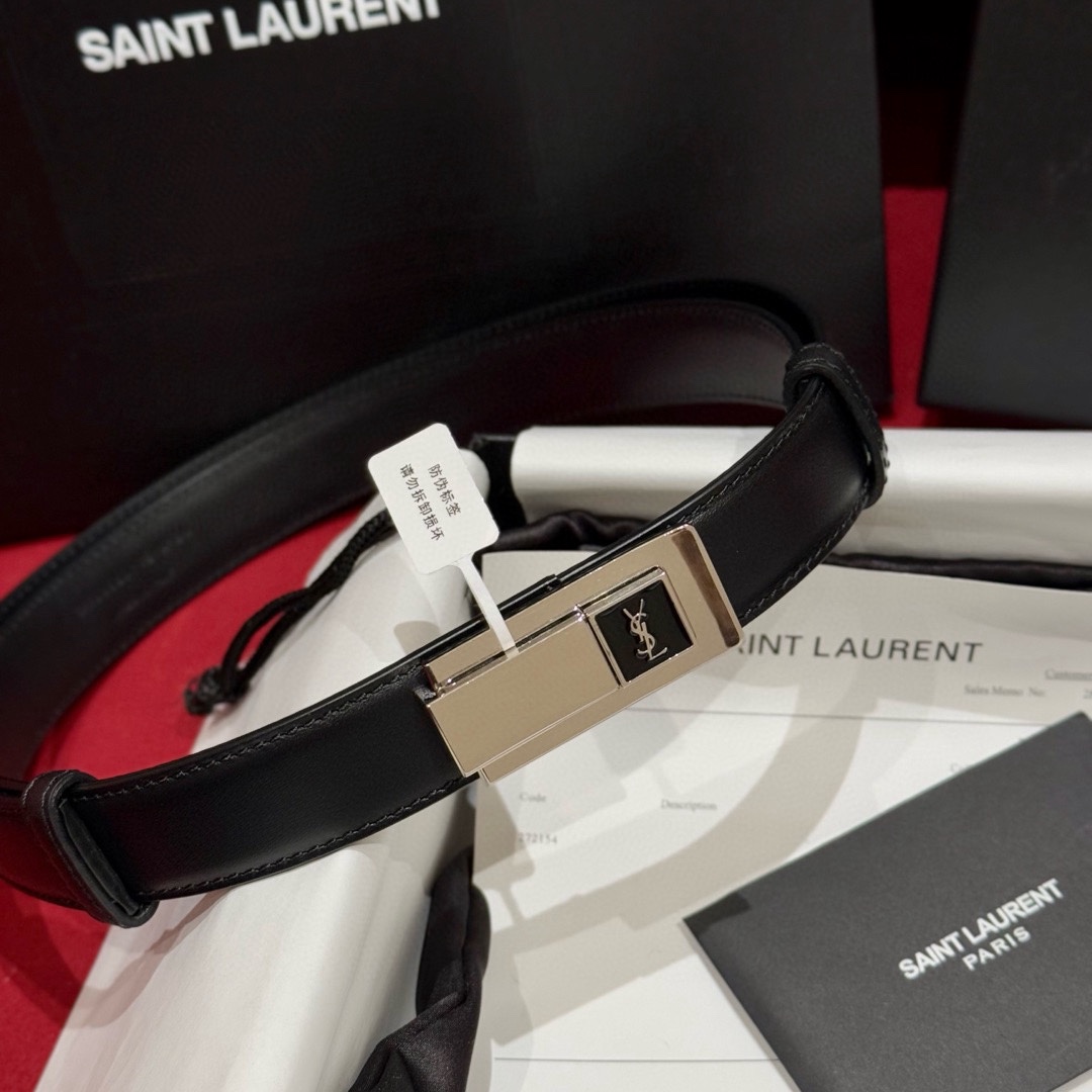 YSL頂級版復刻新寵腰帶
經典百搭款 搭配牛仔褲或者裙子都很好看 長短可調節 25mm寬 雙面進口小牛皮 精緻的真空鍍鈀搭扣飾有琺瑯字體效果
