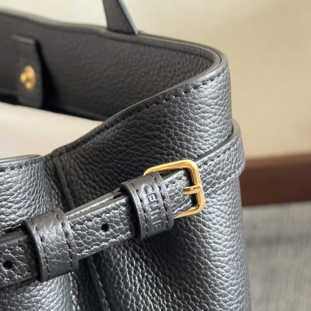 CELINE 家最新款托特包「CABAS ANAIS」小號_到貨啦!看一眼就
陷進去的大包，真的是喜歡大包姐妹的利!上身特別的高級、
精緻，庸庸懶懶的復古風，簡單不浮誇，粒面牛皮完全不用擔
心刮花!大容量設計~無論是日常出街還是通勤，都能輕鬆裝
下各種物品喲!
型號:118233
尺寸:28x24x12cm
