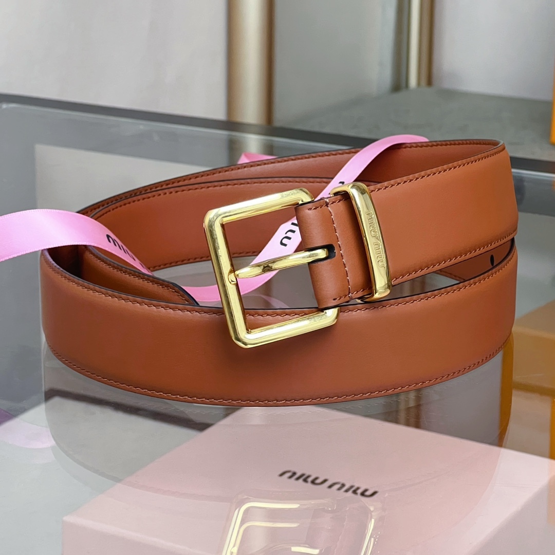 這款皮革腰帶設計簡約而優雅，腰帶環伴以Miu Miu徽標。雙面進口小牛皮 金屬搭扣 腰帶環飾激光雕刻徽標
寬度: 3.5cm
