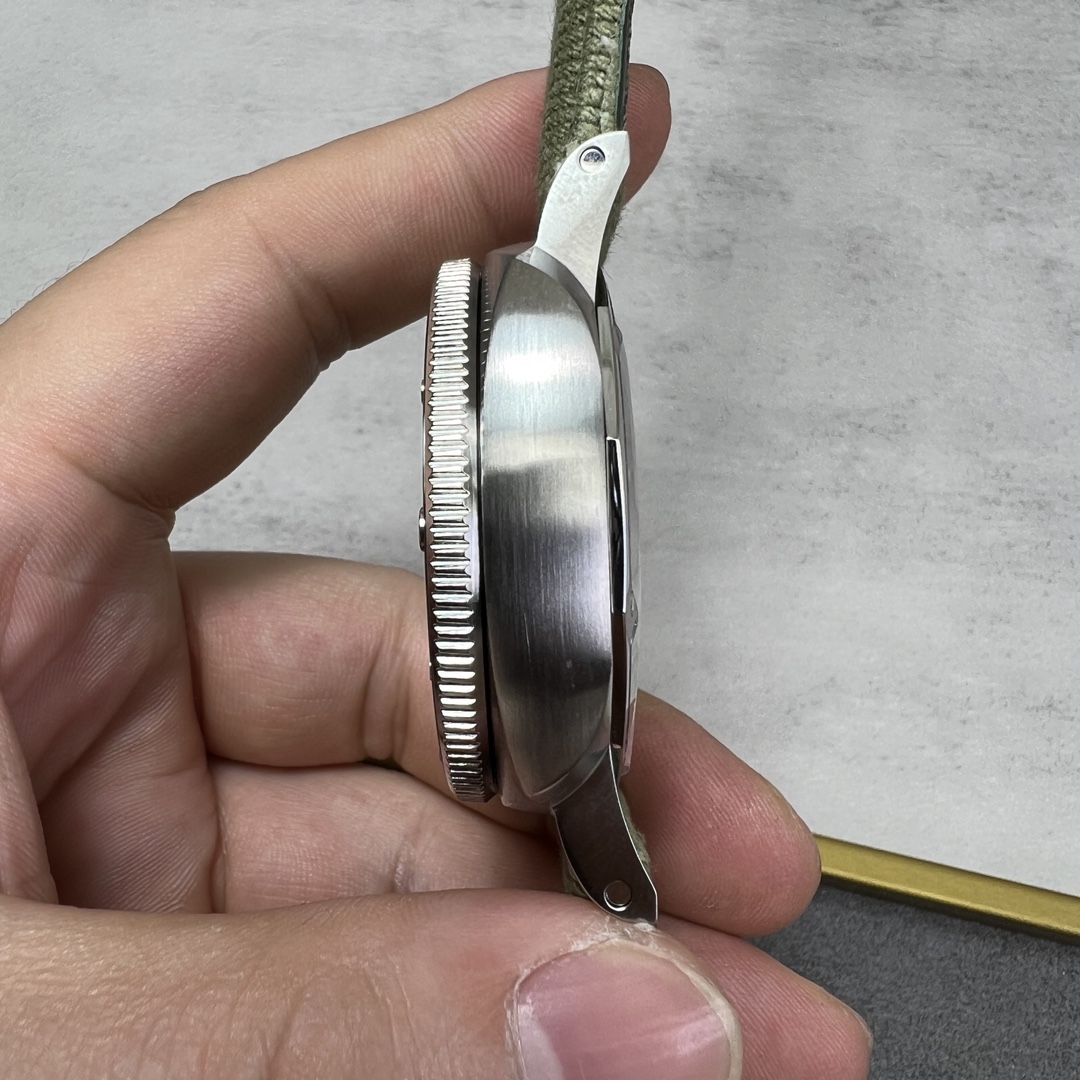 SBF新款：沛納海PAM1287 實拍圖
首款採用拋光圈口，表圈透出翡翠般的光澤。
翡翠綠拋光漸變錶盤，詮釋時間的層次感。
44mm亞洲手腕的黃金尺寸，15-20cm輕鬆駕馭。
簡潔大氣，實物比圖片精緻好看。推薦款