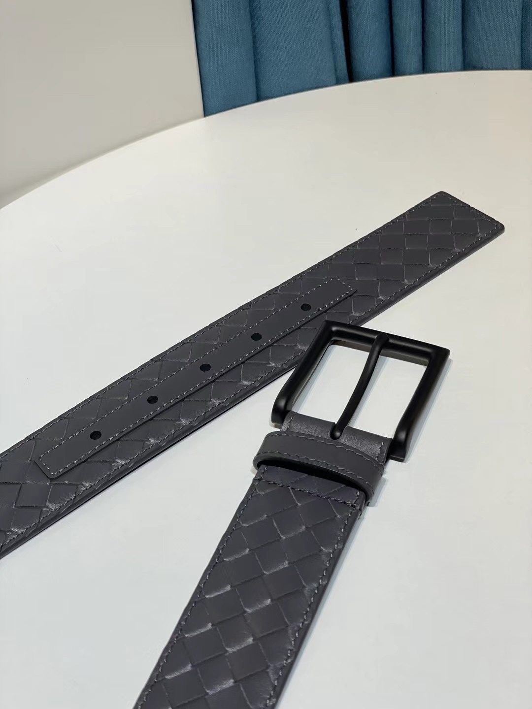 🔥🔥新 🆕純手工編織皮帶可為休閒裝或正裝造型增添優雅韻味，🔥是低調奢華的典範。[嘴唇]採用意大利柔軟的胎小牛皮全手工精工打造而成，鎳色五金扣頭令其更顯獨特別緻、🔥[嘴唇]優雅迷人氣息。[強]4.0cm