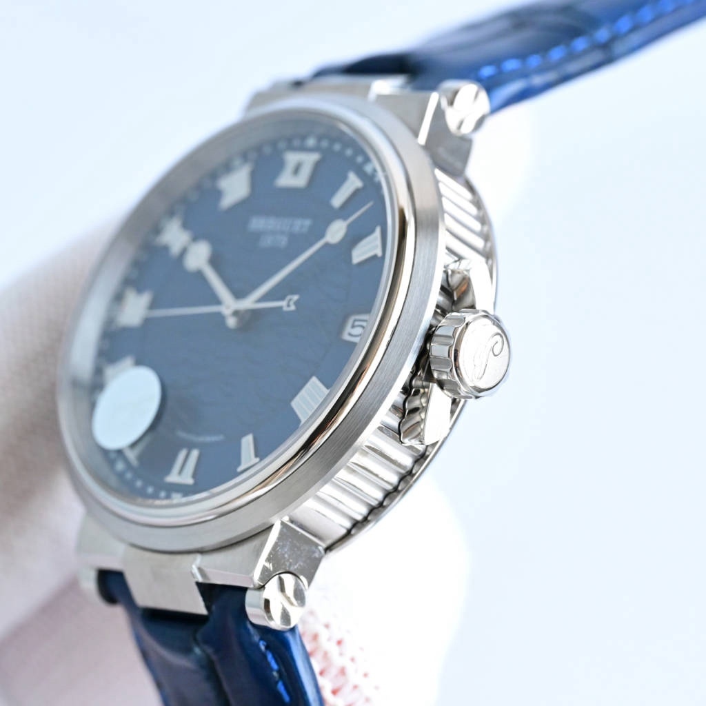 CF新品發佈會，寶璣-Breguet
航海MARINE航海系列5517款腕表，航海天文鐘的起源作品，“時計本是兵家利器”說的就是這款腕表，鐘錶界的巨作。工廠全面抄寫原裝數據，98%還原殼型字面，彰顯原裝優雅硬朗的氣質，原裝同款777A自動機械機芯，鐫刻獨立編號與寶璣先生簽名。直徑40毫米。正反均為藍寶石防刮玻璃，旋入式防水錶冠。實測防水深度100米。搭配飾有太陽放射紋錶盤，配裝進口鰐魚皮錶帶，以零頭的價格給您帶來原裝超值體驗。