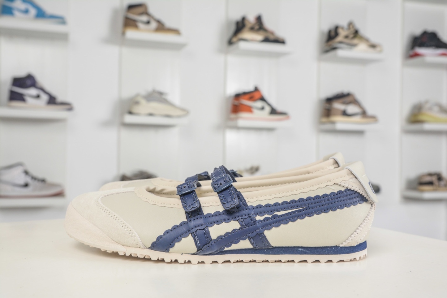 𝐏𝐚𝐭𝐨𝐮 𝐱  Tiger 玛丽珍 任敏同款 舒适轻盈平跟鬼冢虎 玛丽珍鞋 夏季必备 3mm薄底的贴地感 
货号: 1182A678 200
𝐬𝐢𝐳𝐞：36 37 37.5 38 39 39.5 40 40.5 41.5