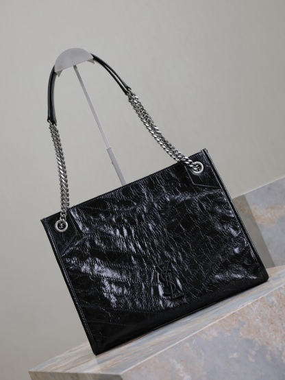 黑色·
Niki shopping bag_
意大利進口抓皺油蠟牛皮，五金是全牛皮包裹，工藝十分精湛！包袋中間有磁吸扣，保障了包包使用的安全性；內里有一拉鍊隔層及敞口插槽設計可放手機及零錢卡片，方便拿取，不會出現因為是大包而出現找不到東西的情況；包包自重非常輕，容量又足夠大，公文包、旅行包、購物袋、媽媽包隨意切換，實用性爆表！
型號：577999
尺寸：33x27x11.5cm