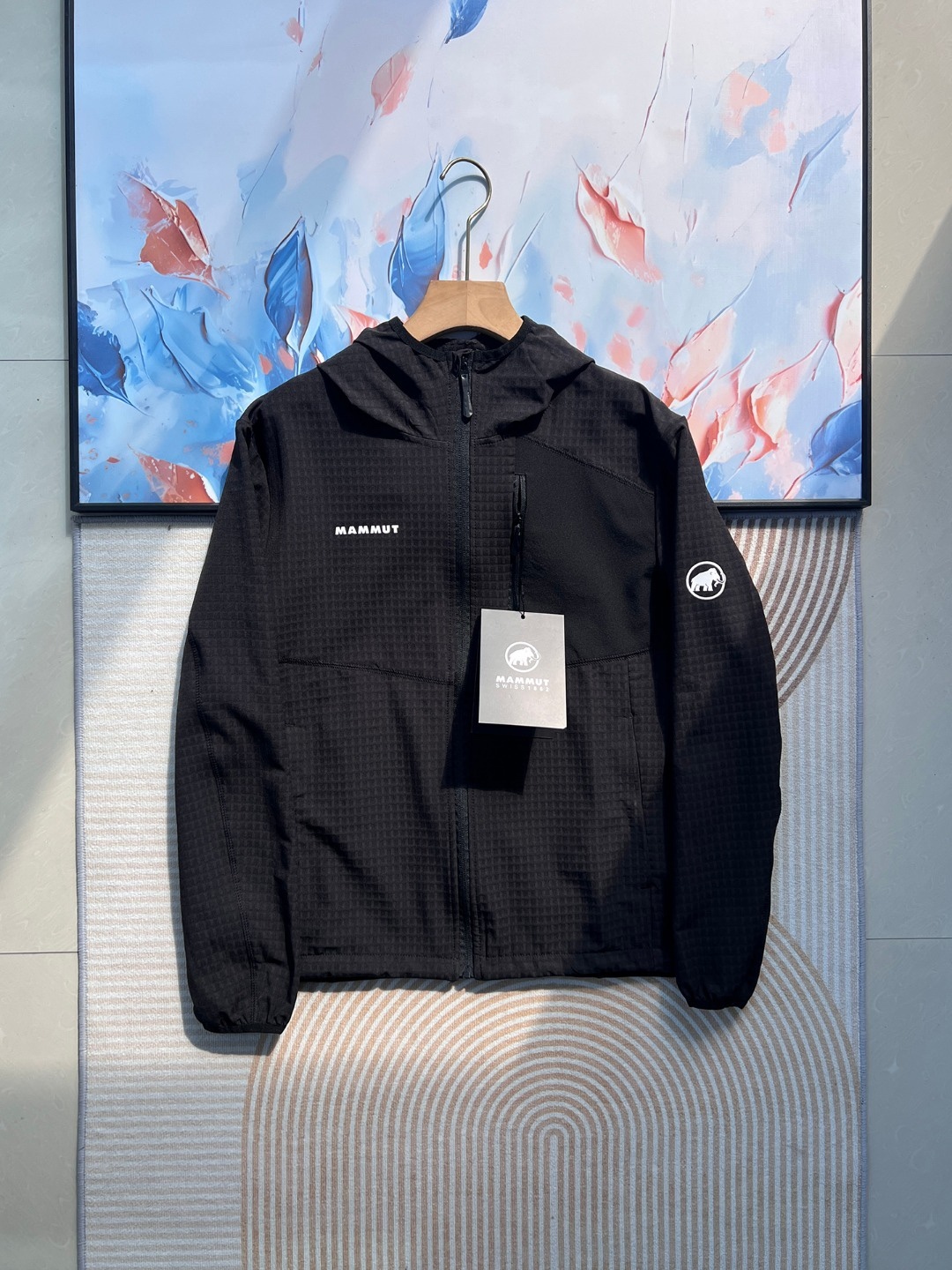 2026年春季新款猛獁象MAMMUT輕量單層彈力外套夾克 男女同款 軟殼連帽夾克
面料95的聚酯纖維 5的氨綸 輕盈帶彈力  手感柔軟舒適   不靜電 質感輕膚，，自帶纖維紋理 ，格紋凹槽 空氣流通  可快速散熱  吸濕排汗 
款式設計簡約大牌，胸口拼布拉鍊口袋 ，多處細節採用四針六線🧵設計點綴，肉眼可見的工藝美
手插口袋，做的壓膠無痕一公分外延  內隱藏拉鍊口袋 上下刺繡鎖邊 提升品質
彈力袖口 輕便舒適 ，下擺出帶有調節繩，穿搭風格可隨意切換
日常休閒  上班通勤 戶外運動  舒適百搭