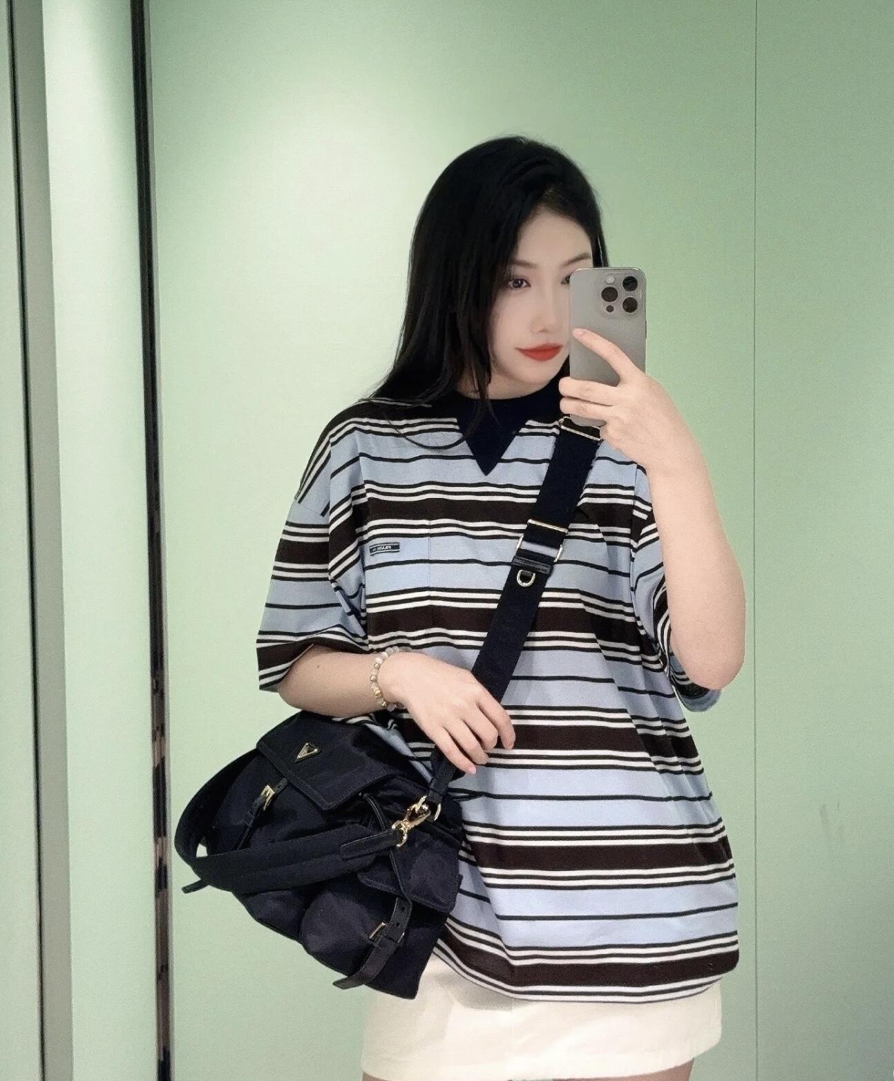 🔝PRADA普拉達PRD 藍色條紋口袋短袖T恤
定制精密60支雙股尊享條紋料，人體學立體裁剪，慢工出細活，做工複雜，繁瑣 時效慢，損耗高，手工紅外線畫線口袋，以紅外線技術為輔助，實現口袋位置的精准定位與標記，即保留了手工縫製的精細與靈活性，面料都經過澆洗，手感質感更佳，不易變形，不易縮水，不易褪色，合身版型
B Size：36 38 40 42