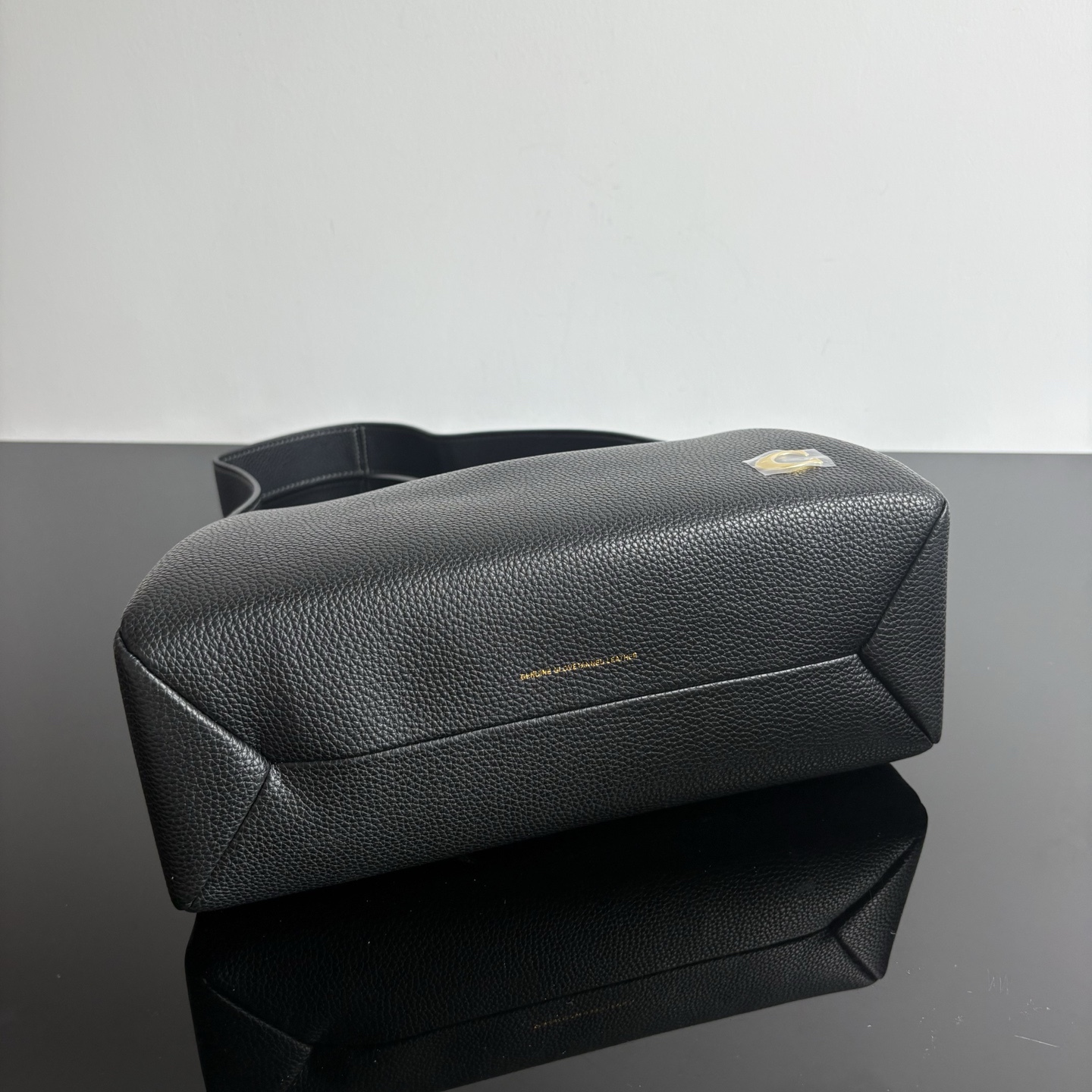 
新款hobo腋下包：CCC45荔枝紋黑色 灰色 酒紅
          CCC48鹿皮棕色 CCC48鹿皮墨綠
作為腋下包超級鬆弛下垂的風格，秋冬單品 容量超大還帶了一個磁扣的暗袋，出行遊玩或通勤都特別實用的一款。

尺寸：10*18*29。