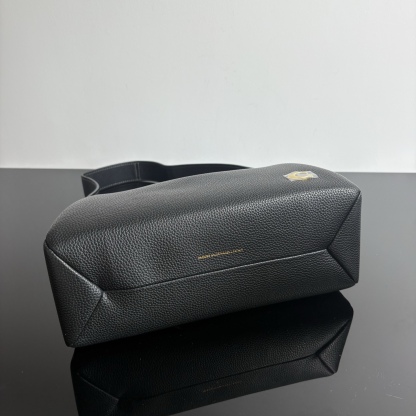 
新款hobo腋下包：CCC45荔枝紋黑色 灰色 酒紅
          CCC48鹿皮棕色 CCC48鹿皮墨綠
作為腋下包超級鬆弛下垂的風格，秋冬單品 容量超大還帶了一個磁扣的暗袋，出行遊玩或通勤都特別實用的一款。

尺寸：10*18*29。