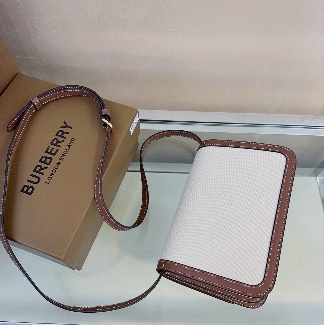 【21cm】B家專屬標識雙色帆布拼皮鎖扣包 版型立挺的單肩包，鎖扣裝飾 Thomas Bur 靈感專屬標識。隨心變換為斜背包或手拿包造型。
尺寸:W21 x H16 x D6cm🌟型號3311