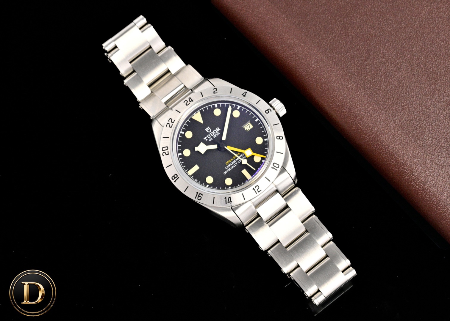 新品—TD帝舵碧灣專業型79470—以時光為翼，赴天地之約。
1)正品開模的39MM精鋼表殼兼具磨光和磨砂質感，鉚釘精鋼錶帶復刻1950年經典設計，T-fit快速調節帶扣可無工具微調8毫米長度，承載著專業功能的同時，延續著碧灣系列的經典輪廓，而恰到好處的尺寸適配多數手腕。
2)蛋白色或啞光黑色盤面各有風情，一體成型的立體陶瓷時標填充Super-LumiNova®夜光物料，搭配帝舵標誌性的黃色“雪花”指針，稜角分明的設計既是1969年經典元素的傳承，也讓讀時清晰直觀.磨砂鋼質24小時固定外圈質感溫潤，