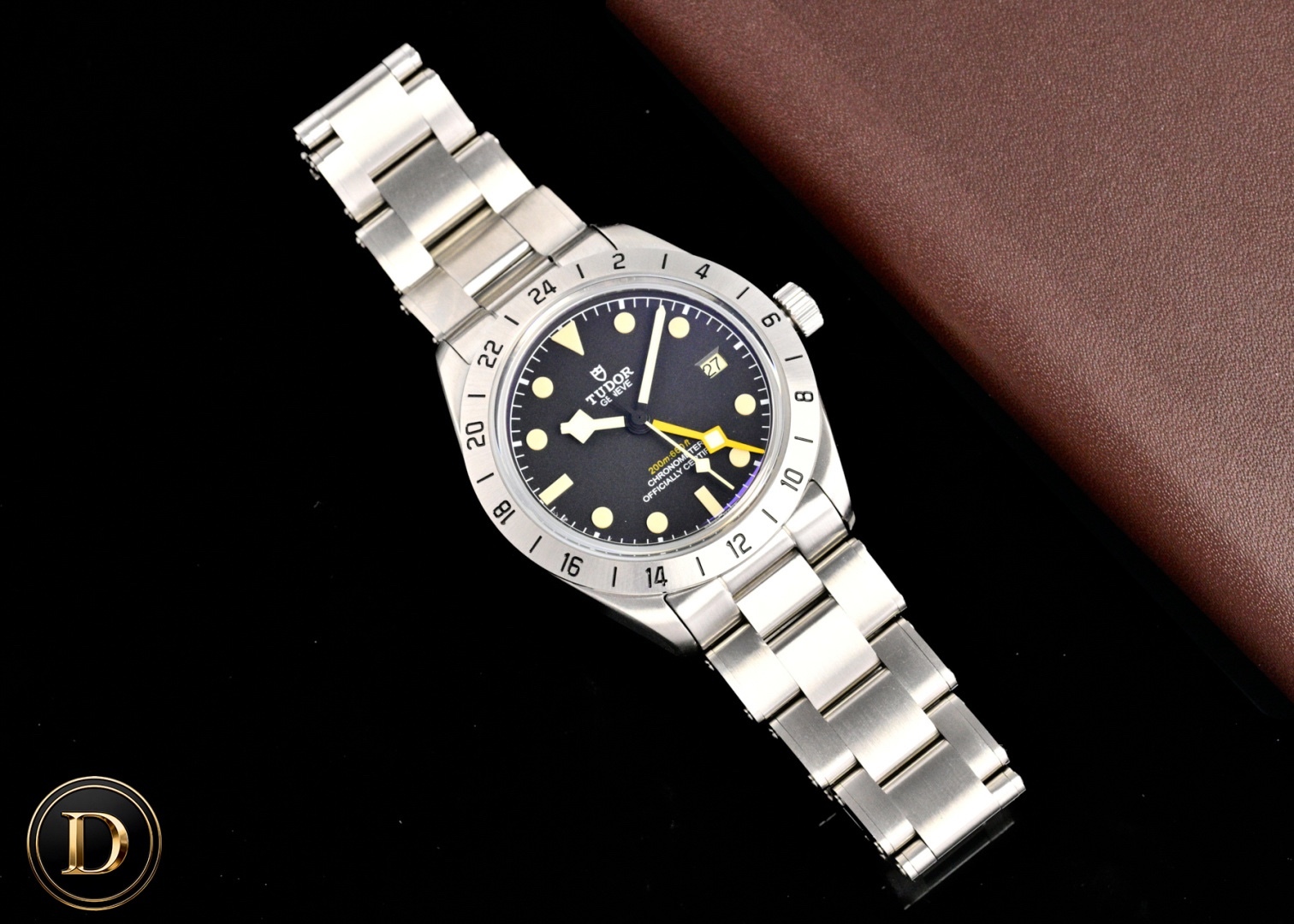新品—TD帝舵碧灣專業型79470—以時光為翼，赴天地之約。
1)正品開模的39MM精鋼表殼兼具磨光和磨砂質感，鉚釘精鋼錶帶復刻1950年經典設計，T-fit快速調節帶扣可無工具微調8毫米長度，承載著專業功能的同時，延續著碧灣系列的經典輪廓，而恰到好處的尺寸適配多數手腕。
2)蛋白色或啞光黑色盤面各有風情，一體成型的立體陶瓷時標填充Super-LumiNova®夜光物料，搭配帝舵標誌性的黃色“雪花”指針，稜角分明的設計既是1969年經典元素的傳承，也讓讀時清晰直觀.磨砂鋼質24小時固定外圈質感溫潤，