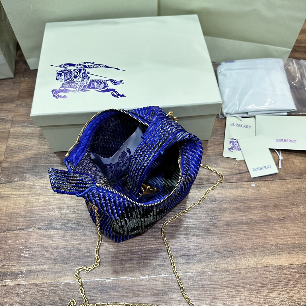 迷你鏈條版Peg手拿包全新mini
新增可拆卸金屬鏈條 實用性更強
尺寸16×10× 26cm.