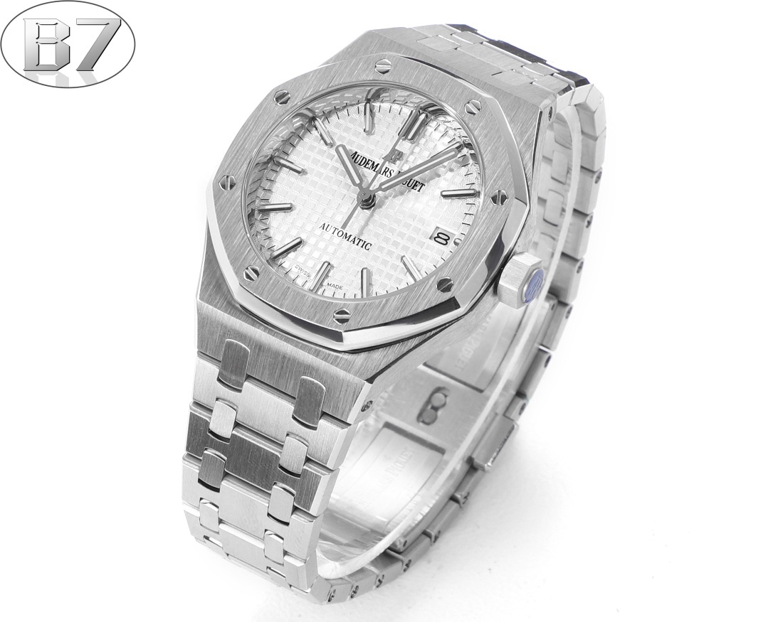 B7  Factory
AP愛彼 女款愛彼皇家橡樹 剔除機芯甲板多餘部分，使之變得更加鏤空——成就鋼表巔峰—— 實力演繹 衛冕“鋼”王！【6大精妙之處】1.正品拆解開模，尺寸為37毫米與正品一致！2.完美還原正品表殼的每一處細節，盡顯正品“稜角分明 堅毅果敢”的陽剛氣質。3.鋼帶的做工無可挑剔，比市面上任何鋼帶表做工均要更上一層樓，鋼帶頭粒和表頭銜接的“緩衝帶”的鬆緊程度與正品一模一樣。4.自動陀的與原裝致敬，是市面唯一做到顏色於原裝一致的版本（市面一般版本均偏紅）其上的ap族徽雕刻獨一無二。