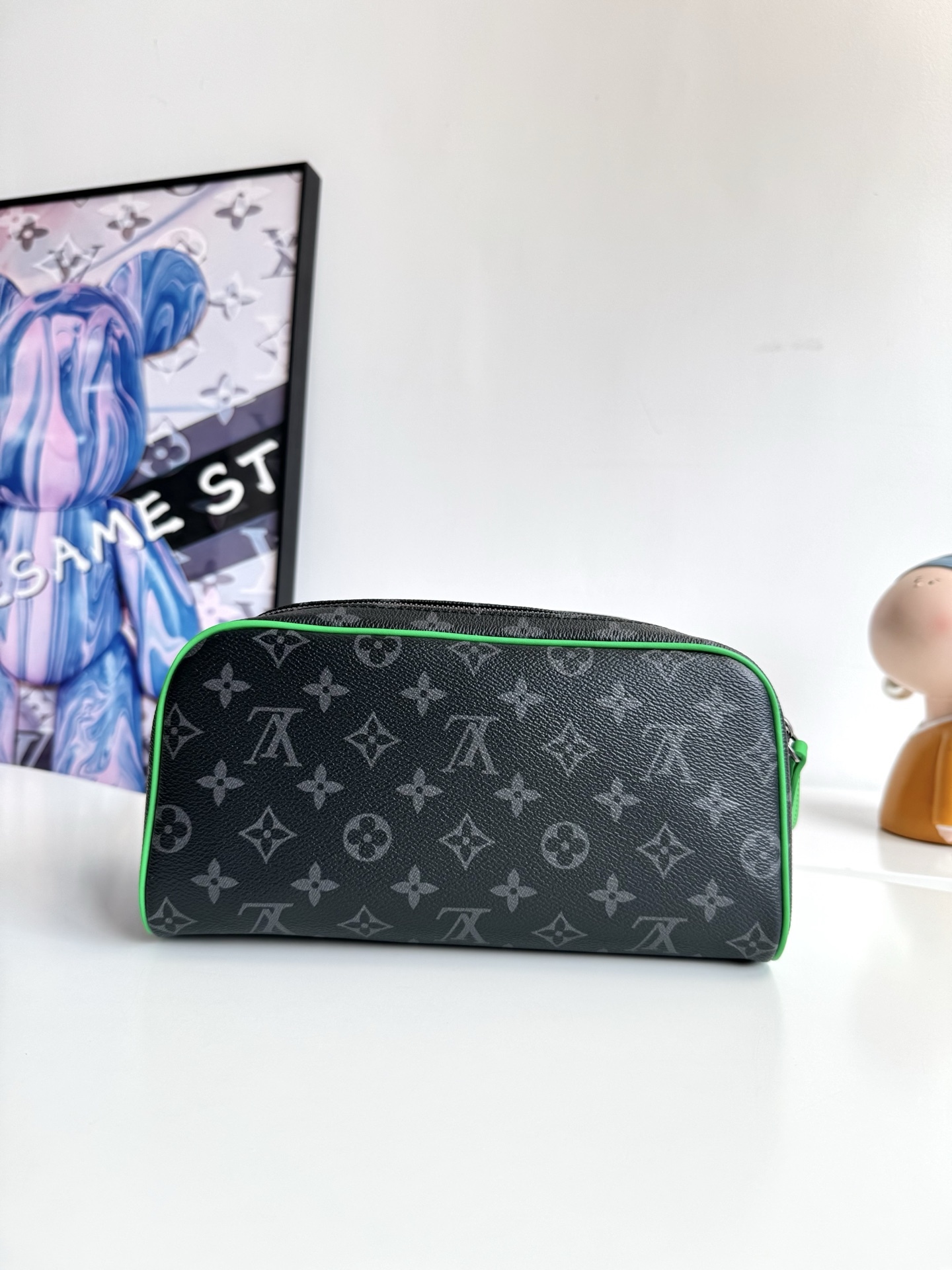 『動態芯片』 🇫🇷海外原單M26433獨家實拍！本款 Dopp Kit 盥洗袋首度為 Monogram Eclipse 塗層帆布搭配明麗皮革，令功能設計釋放動感氣息。雙拉鍊和皮革手柄便於取放洗漱用品。尺寸：28×16.5×15cm