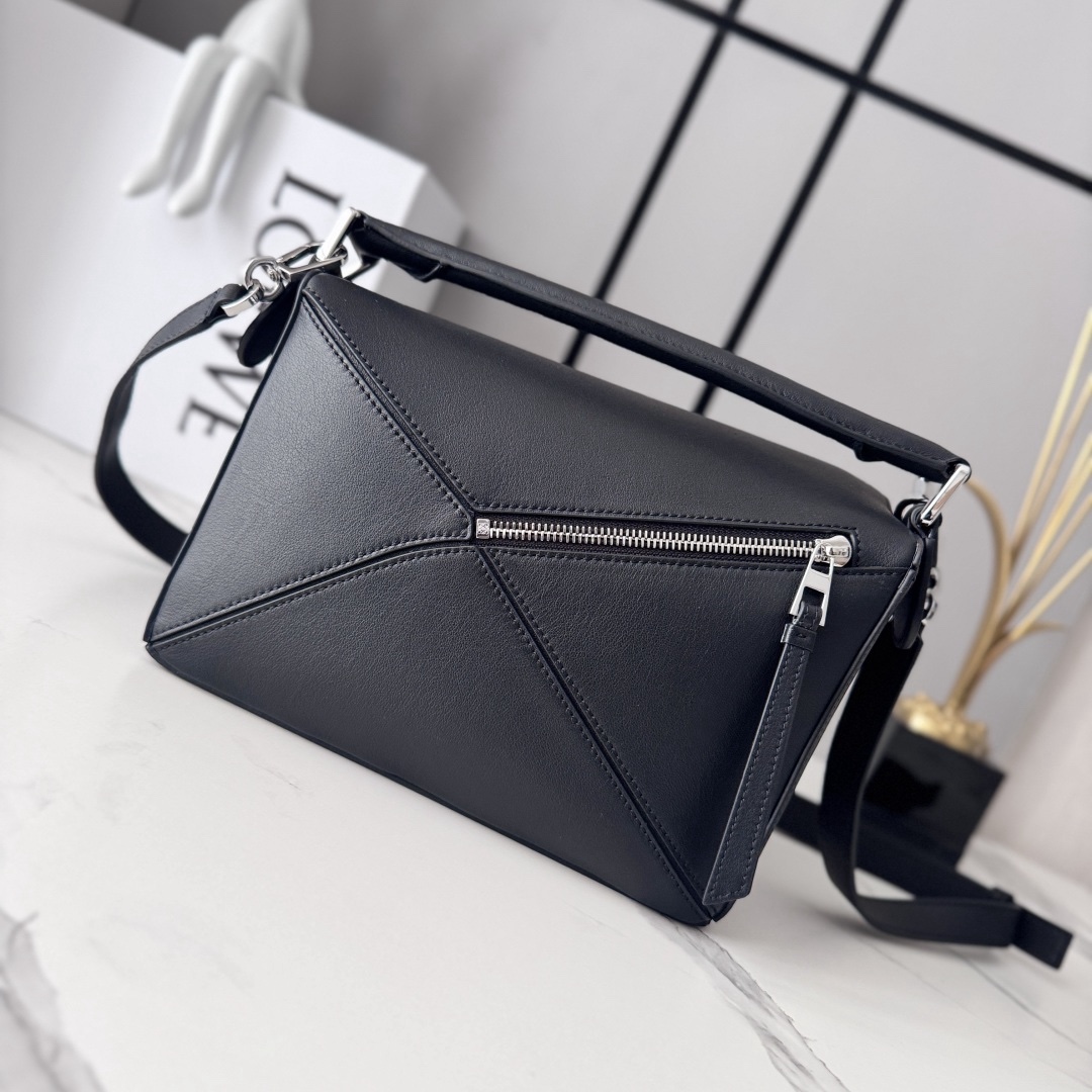 L⊚℮w℮🌟新款🆕小號經典牛皮革Fringe Puzzle手袋
Puzzle 以別具一格的幾何線條勾勒長方體造型*此小號版本採用經典牛皮革製成，搭配手工打結流蘇裝飾。手袋為新春系列作品。小號Puzzle可以容納例如一隻大號錢包，所有尺寸的手機和太陽鏡，肩背或斜挎*手拿或頂部提手攜帶*肩帶可調節，可拆卸*一個內部插袋和一個外部後方拉鍊口袋*拉鍊開合帶牛皮革拉鍊頭*人字紋棉質帆布襯里Anagram 壓紋🌟
size:24*10.5*16CM
型號：062611（配全套包裝）