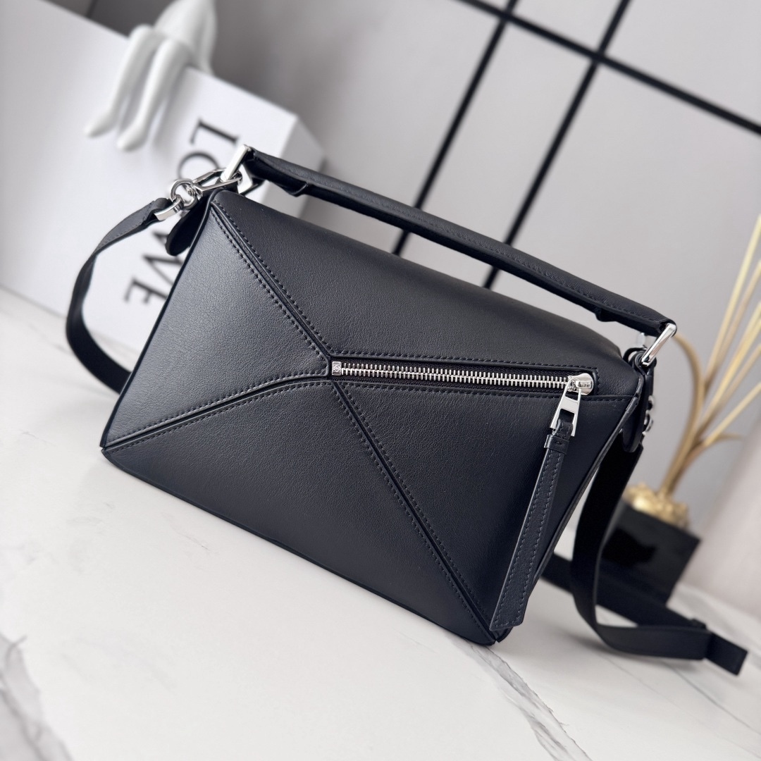 L⊚℮w℮🌟新款🆕小號經典牛皮革Fringe Puzzle手袋
Puzzle 以別具一格的幾何線條勾勒長方體造型*此小號版本採用經典牛皮革製成，搭配手工打結流蘇裝飾。手袋為新春系列作品。小號Puzzle可以容納例如一隻大號錢包，所有尺寸的手機和太陽鏡，肩背或斜挎*手拿或頂部提手攜帶*肩帶可調節，可拆卸*一個內部插袋和一個外部後方拉鍊口袋*拉鍊開合帶牛皮革拉鍊頭*人字紋棉質帆布襯里Anagram 壓紋🌟
size:24*10.5*16CM
型號：062611（配全套包裝）