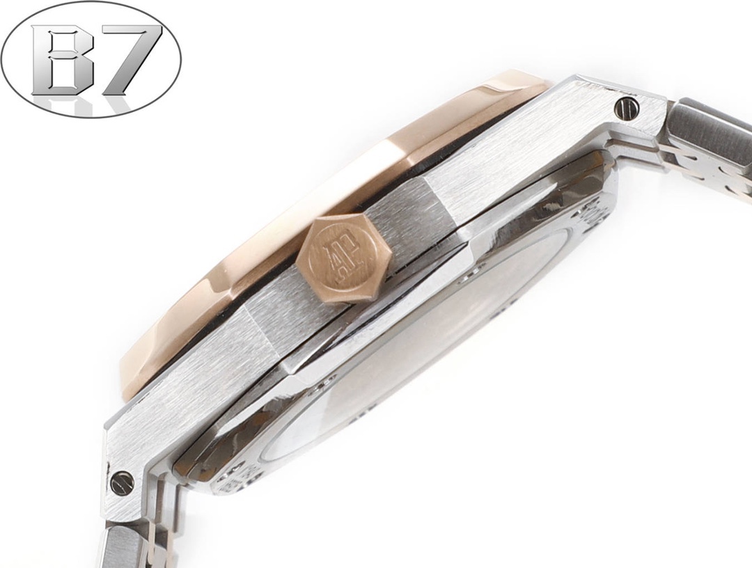 B7  Factory
AP愛彼 女款愛彼皇家橡樹 剔除機芯甲板多餘部分，使之變得更加鏤空——成就鋼表巔峰—— 實力演繹 衛冕“鋼”王！【6大精妙之處】1.正品拆解開模，尺寸為37毫米與正品一致！2.完美還原正品表殼的每一處細節，盡顯正品“稜角分明 堅毅果敢”的陽剛氣質。3.鋼帶的做工無可挑剔，比市面上任何鋼帶表做工均要更上一層樓，鋼帶頭粒和表頭銜接的“緩衝帶”的鬆緊程度與正品一模一樣。4.自動陀的與原裝致敬，是市面唯一做到顏色於原裝一致的版本（市面一般版本均偏紅）其上的ap族徽雕刻獨一無二。