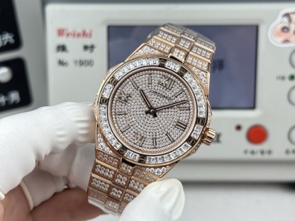 Factory 獨家力作👍
蕭邦AlpineEagle雪山傲翼系列
🌈彩T鑽🌟變色龍🦎滿天星✨限量款及隱藏款首推
如炬目光，比擬暗夜星芒⛰️於山川湖海間🌊洞見紳士願景與磅礡未來👔
尺寸：原裝一致41mmX9.7mm
機芯：9015改Chopard 01.01-c
錶鏈：獨家原版開模金磚型鏈節一體式錶鏈
岩石紋錶盤，鍍銠羅馬數字，時針及分針時標均覆以Super-LumiNova® X1級螢光塗層
致獻當代“雄鷹”，志存高遠之人在日常生活中超邁群倫，其視野啓迪人心、昇華情志。憑借遠見和決心，