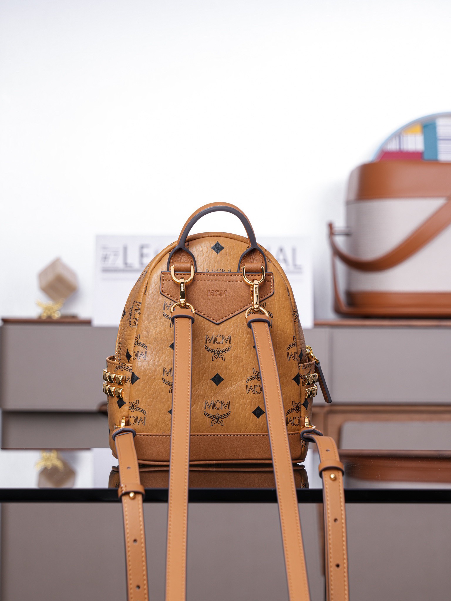 𝙈𝘾𝙈 𝙎𝙩𝙖𝙧𝙠 𝘽𝙚𝙗𝙚 𝘽𝙤𝙤 𝙓-𝙈𝙞𝙣𝙞
超迷你干邑色#双肩包

·CP独家出品｜干邑色
这款迷你Stark Visetos双肩背包饰有铆钉细节。
经典Stark双肩背包由经典Visetos制成，饰以豪华的Nappa皮革饰边及前卫感十足的铆钉细节。

型号：MMK6SVE92CO001
尺寸：21*10*17.5cm
肩带：32.5-124cm/可调节
颜色：干邑色/Cognac🟫