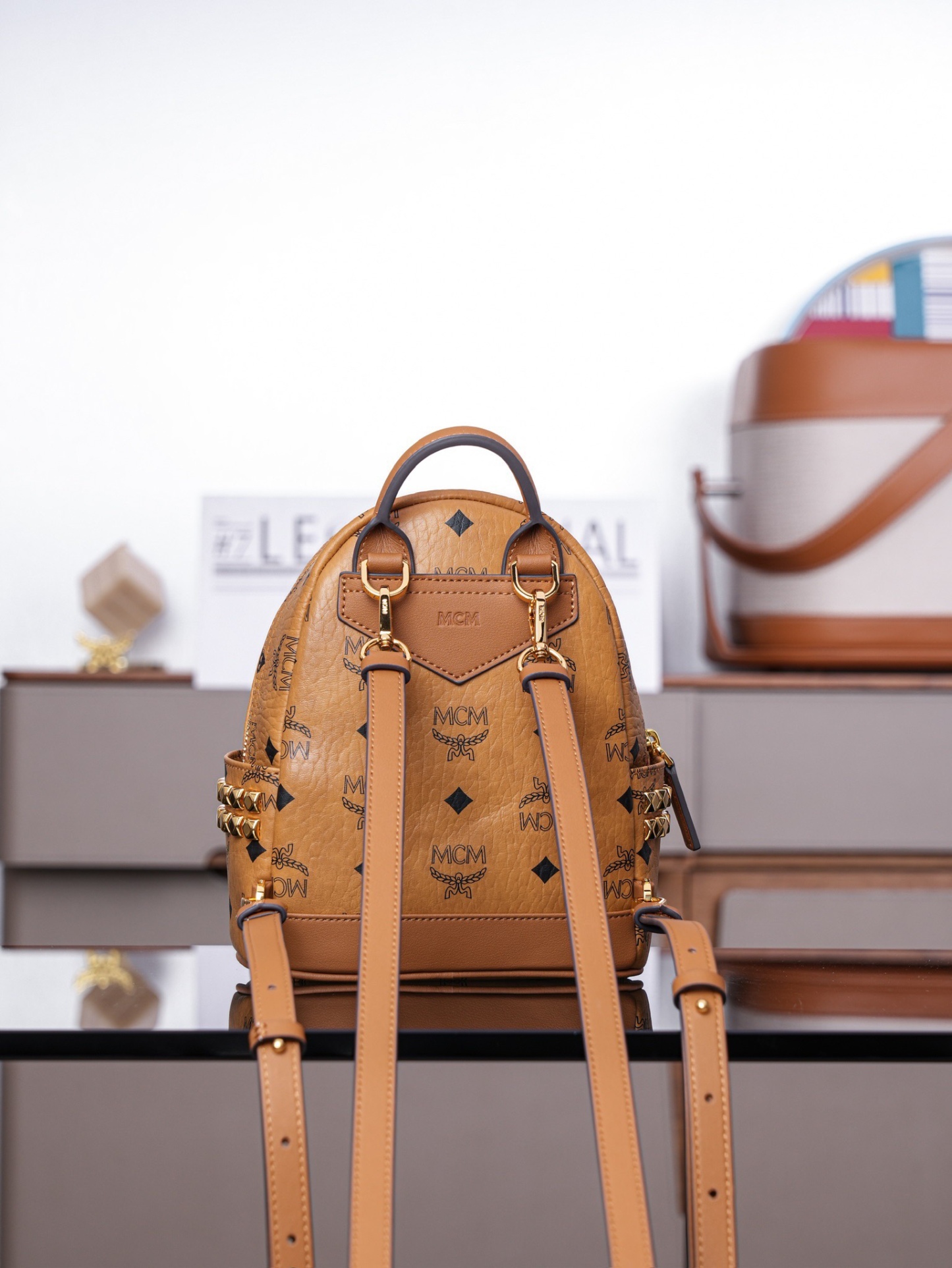 𝙈𝘾𝙈 𝙎𝙩𝙖𝙧𝙠 𝘽𝙚𝙗𝙚 𝘽𝙤𝙤 𝙓-𝙈𝙞𝙣𝙞
超迷你干邑色#双肩包

·CP独家出品｜干邑色
这款迷你Stark Visetos双肩背包饰有铆钉细节。
经典Stark双肩背包由经典Visetos制成，饰以豪华的Nappa皮革饰边及前卫感十足的铆钉细节。

型号：MMK6SVE92CO001
尺寸：21*10*17.5cm
肩带：32.5-124cm/可调节
颜色：干邑色/Cognac🟫