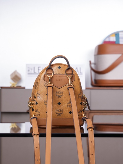 𝙈𝘾𝙈 𝙎𝙩𝙖𝙧𝙠 𝘽𝙚𝙗𝙚 𝘽𝙤𝙤 𝙓-𝙈𝙞𝙣𝙞
超迷你干邑色#双肩包

·CP独家出品｜干邑色
这款迷你Stark Visetos双肩背包饰有铆钉细节。
经典Stark双肩背包由经典Visetos制成，饰以豪华的Nappa皮革饰边及前卫感十足的铆钉细节。

型号：MMK6SVE92CO001
尺寸：21*10*17.5cm
肩带：32.5-124cm/可调节
颜色：干邑色/Cognac🟫