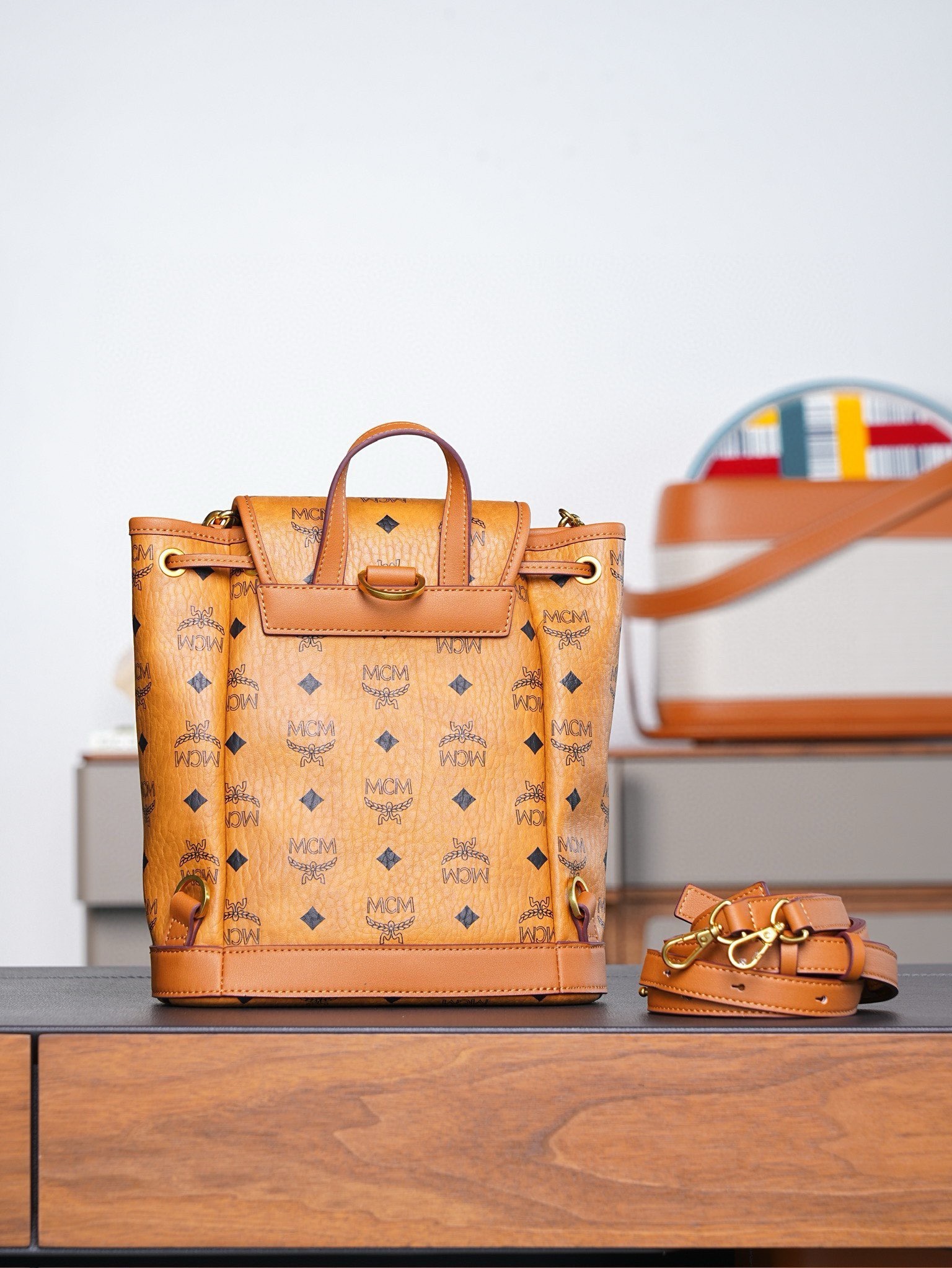 𝙈𝘾𝙈 𝘼𝙧𝙚𝙣 𝘿𝙧𝙖𝙬𝙨𝙩𝙧𝙞𝙣𝙜𝘽𝙖𝙘𝙠𝙥𝙖𝙘𝙠 𝙞𝙣 𝙑𝙞𝙨𝙚𝙩𝙤𝙨干邑色Mini#抽绳双肩背包🎒这款Visetos经典花纹人造革抽绳双肩背包采用搭扣五金件装饰及天然皮革饰边设计。
品牌经典水桶包款式以精致的经典干邑色双肩背包形式焕新呈现，由经典Visetos人造革及天然皮革制成。这款便携包袋的设计独具特色，拥有多个隔层，并饰有以慕尼黑巴伐利亚钻石为灵感的搭扣五金件。