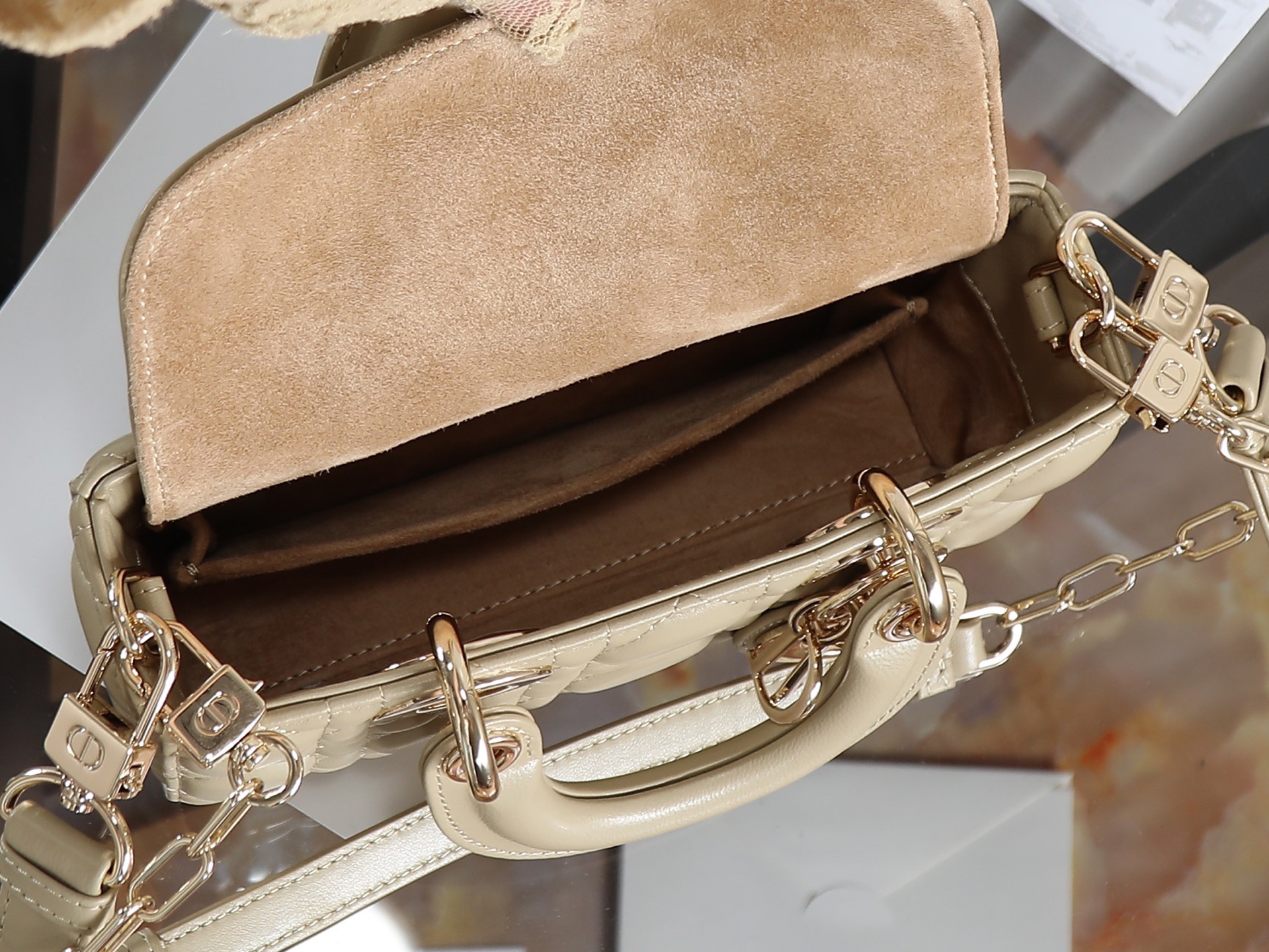 原廠級 奶茶色 迷你尺寸
𝗗𝗶𝗼𝗿 𝗗-𝗝𝗼𝘆 𝗯𝗮𝗴羊皮2025款新款
時尚果然就是輪回，回歸了一把中古戴妃
長方包形，短鏈條➕細長肩帶直接封神！！
復古時髦感超強，真是什麼場合都可以把住
絕對是lady中的天花板了，強勢出圈啦姐妹們
款號：0636
尺寸：19x10.5x5.5cm
