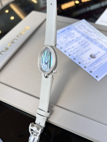 優雅出品史上最強復刻女表——寶璣那不勒斯皇后  黃金殼  系列驚艷登場，修正市場版本的所有不足，高貴典雅，盡顯女王風範！
【表殼】腕表尺寸分別為中號36.5x28.5毫米 小號33 x 25毫米
鵝卵形表殼高雅大氣，表殼外緣飾有錢幣紋。表圈和表殼周圍鑲嵌共117顆施華洛水晶（約0.99克拉）。表冠處鑲有一顆梨形晶石（約0.26克拉）
【精彩細節】
1.與原裝吻合，在表殼背部均打有貴金屬標識，效果清晰工整，彰顯腕表檔次。2.穹面玻璃，從側面看不僅有魚眼效果，還能折射鑽石帶來的璀璨光芒，更顯腕表高貴血統。
3