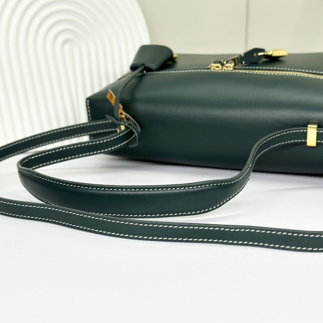 𝓸𝓻𝓸 𝓟𝓲𝓪𝓷𝓪 諾悠翩雅
𝑬𝒙𝒕𝒓𝒂 𝑩𝒂𝒈 𝑳𝟐𝟕 
寬開口加大容量斜挎包，包型設計更立體更有型，包身採用進口原廠小牛皮，手感柔軟而獨特，包包內部結構多了內袋。雙向加長拉鍊開合，配有My Charms金色金屬掛飾（LP特級純鋼五金配件）
size：27*16*10釐米
配全套專櫃禮盒包裝🎁