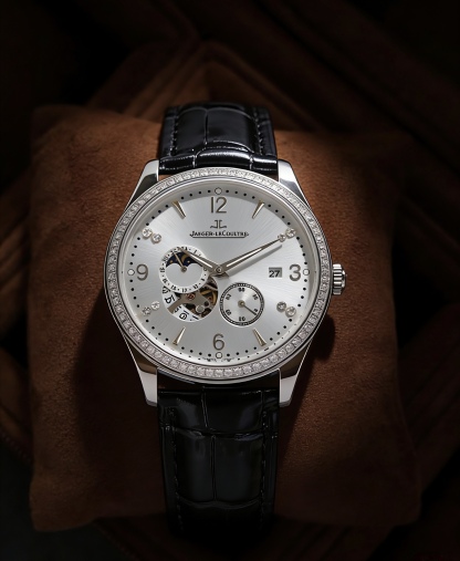 升級版全面到貨，頂級品質-積家Jaeger-LeCoultre 精品男士腕表，四針分離，技藝精湛，獨具匠心，尊貴大氣，紳士風格。採用亞洲進口的全自動28S6機械機芯（零返修質量，漩渦式小飛輪增添機械美感）簡約而不失簡單，頂級316L精鋼表殼，進口小牛皮錶帶，超強高清寶石💎鏡面，尺寸41*10.5mm，具體升級細節如下：【表殼】
1.表殼依舊保留圓潤的品牌經典元素外觀，採用904精鋼材質打造而成，經拋光潤飾，更顯精美華麗的設計風格，材質堅固耐用
2.平面部分均與正品一致經拋光處理，側邊採用磨砂處理