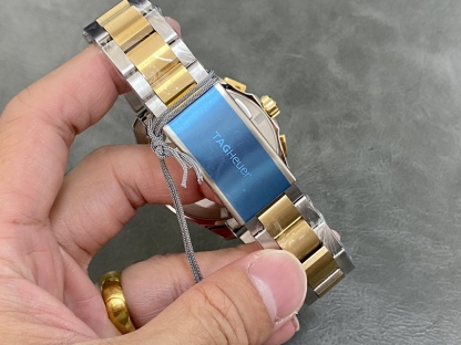 小貴，新款高顏值已上線！Original Tagheuer 泰格豪雅競潛系列計時機械表，搭載原裝Original ETA7750機械機芯，316精鋼表殼，可旋轉陶質圈口 精細拉絲錶帶，深度防水，完美詮釋男人品味。~43mm表徑，藍寶石玻璃帶放大鏡，輕鬆讀取日期！全新全套包裝出。高品質，認准TY出品！非通貨可比。