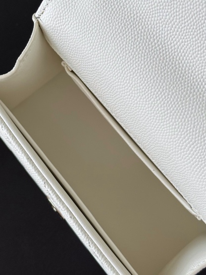 Chanel 25S 新款本季 最火的小球牛皮Kelly 手柄包
這顆絕對是黑馬
第一眼看到就深深愛上💕
顏值不必說 直接閉眼入不會錯
很好打理 也是百搭型
實現了單背斜挎腋下背手拎的效果📷
簡直就是福音〰️
很精緻 值得珍藏🔝

五金：全鋼18K淺金
皮料：獨家Haas小牛皮
尺寸：𝟏𝟒.𝟓*𝟏𝟏.𝟓*𝟓.𝟓 𝚌𝚖
型号：AS3237