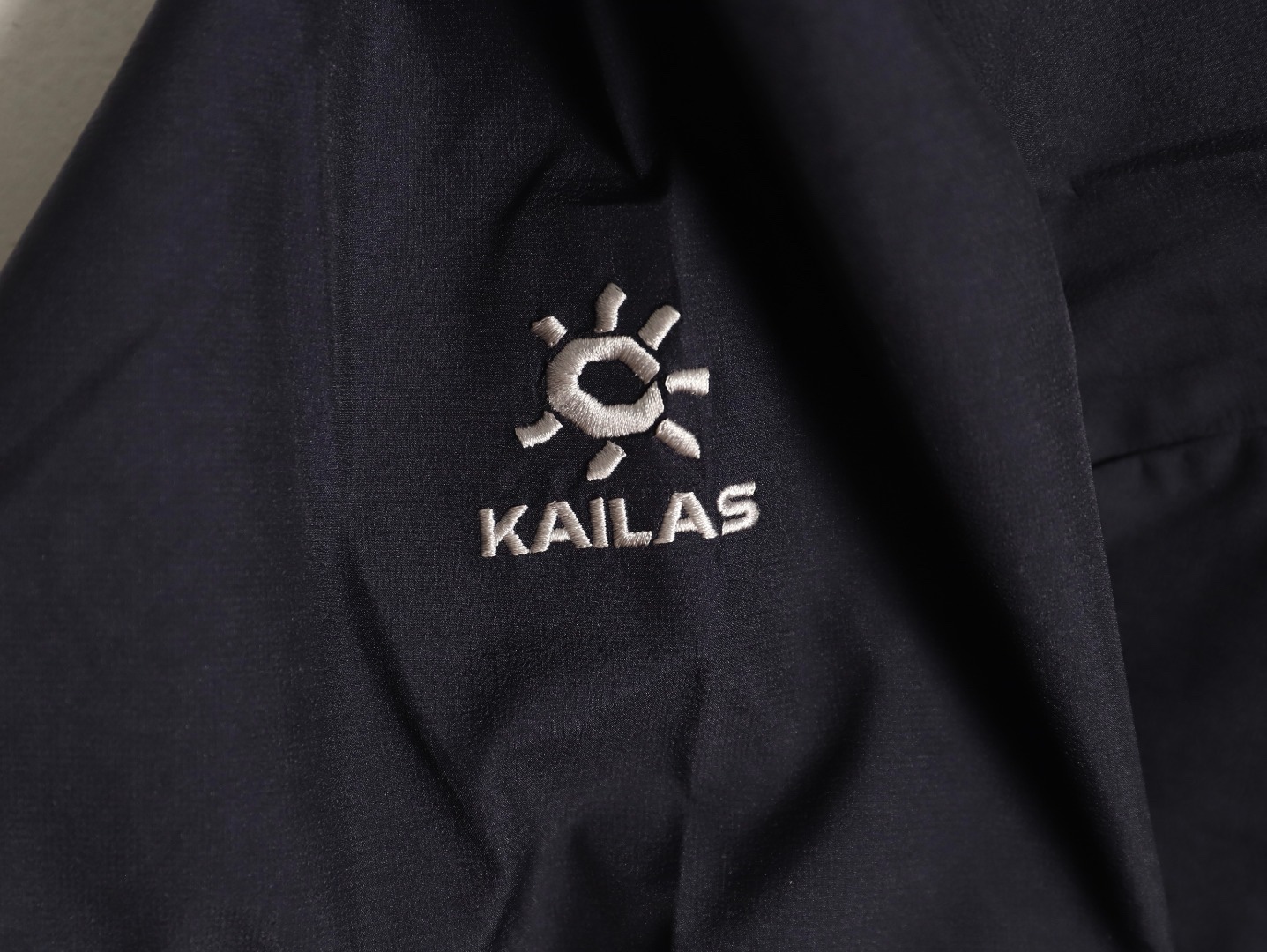 🔝KAILAS 凱樂石 博格達系列 輕量防風防水戶外徒步登山衝鋒衣 
  防水防風透氣防紫外線
 -輔料：原版拆解開發，一比一定制的小標，領標，水洗，吊牌，五金等等。

- FILTERTEC 3L面料：採用凱樂石自主研發的FILTERTEC 3L面料，由外層40D尼龍、中層ePTFE納米微孔膜、內層親膚處理工藝構成，防水指數20000mm，透氣指數20000g/㎡/24h，可抵御暴雨級降水和7級強風，同時快速排出汗氣，避免悶熱。

- 全壓膠工藝：整衣接縫處採用全壓膠工藝，有效防止水分從接