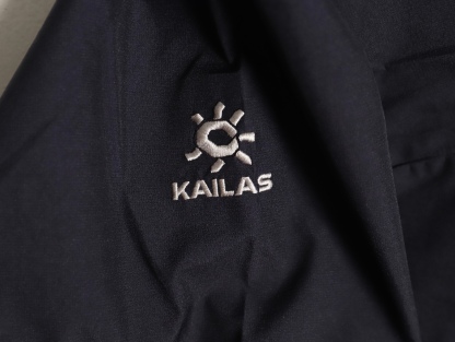 🔝KAILAS 凱樂石 博格達系列 輕量防風防水戶外徒步登山衝鋒衣 
  防水防風透氣防紫外線
 -輔料：原版拆解開發，一比一定制的小標，領標，水洗，吊牌，五金等等。

- FILTERTEC 3L面料：採用凱樂石自主研發的FILTERTEC 3L面料，由外層40D尼龍、中層ePTFE納米微孔膜、內層親膚處理工藝構成，防水指數20000mm，透氣指數20000g/㎡/24h，可抵御暴雨級降水和7級強風，同時快速排出汗氣，避免悶熱。

- 全壓膠工藝：整衣接縫處採用全壓膠工藝，有效防止水分從接