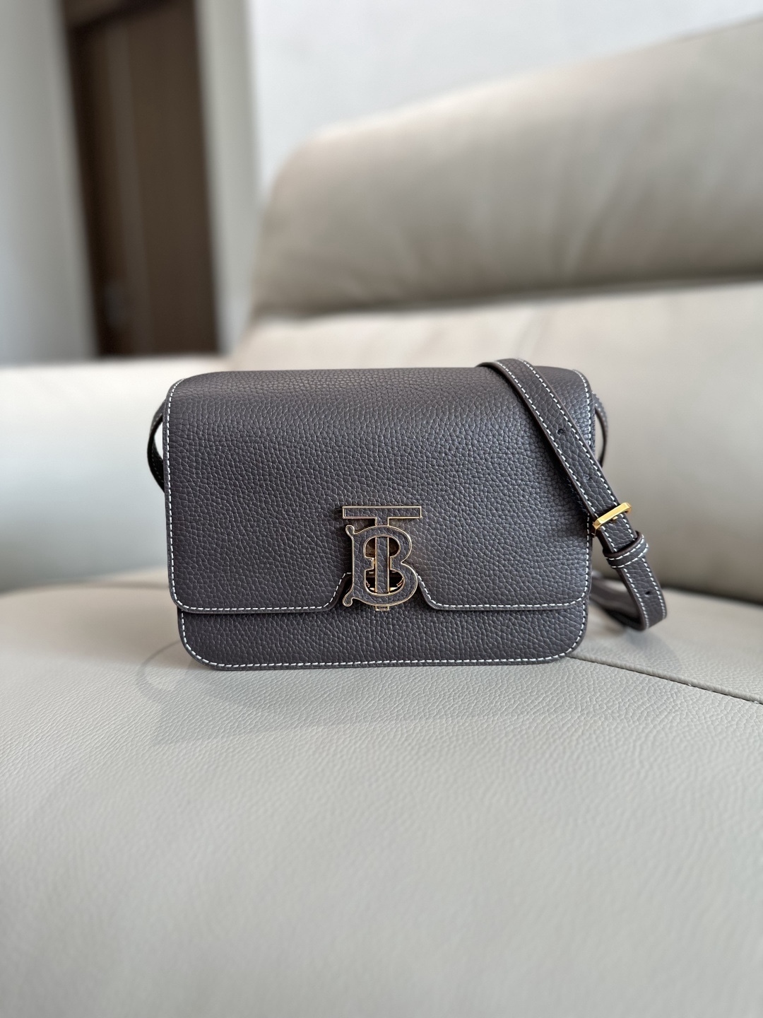 0  B家最新版型立挺的「TB 專屬標識鎖扣包」，選用意大利鞣制粒紋皮革打造，搭配緝明線設計，鎖扣裝飾 Thomas Burberry 靈感專屬標識，可肩背、斜背或打造手拿包造型。
21 x 6 x 16cm❤️型號3311