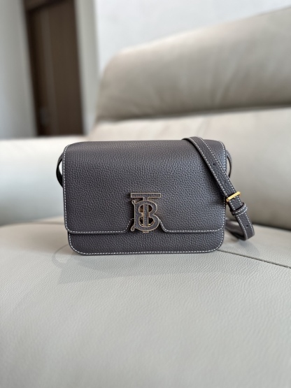 0  B家最新版型立挺的「TB 專屬標識鎖扣包」，選用意大利鞣制粒紋皮革打造，搭配緝明線設計，鎖扣裝飾 Thomas Burberry 靈感專屬標識，可肩背、斜背或打造手拿包造型。
21 x 6 x 16cm❤️型號3311