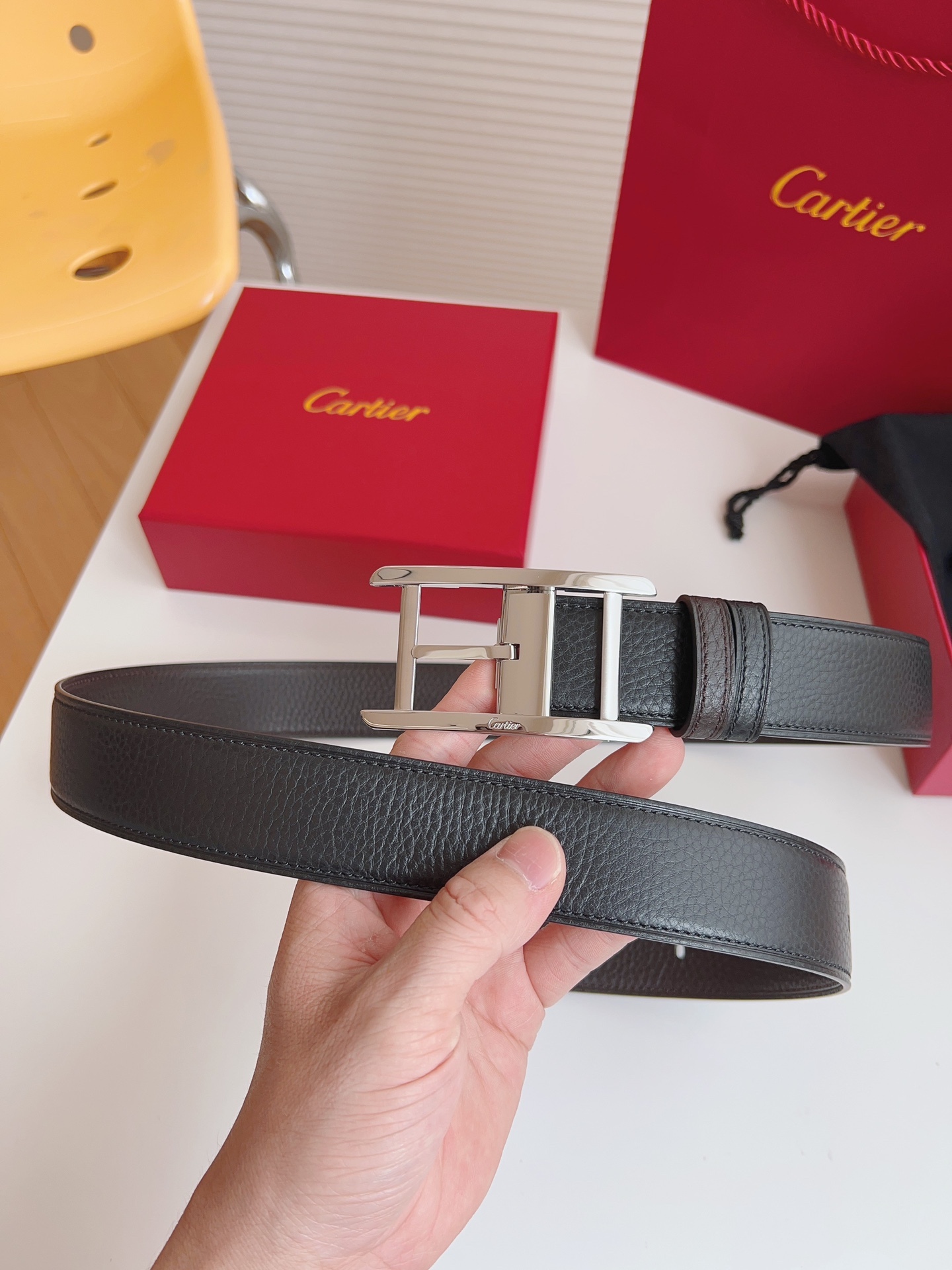 
Cartier（卡地亞）憑借匠心傑作展現與眾不同的美感，融合精湛工藝與經典設計，演繹雋永風格；瀟灑不羈，果敢獨立！此款式易搭配服飾；休閒正裝兩相宜。皮帶寬度：35mm