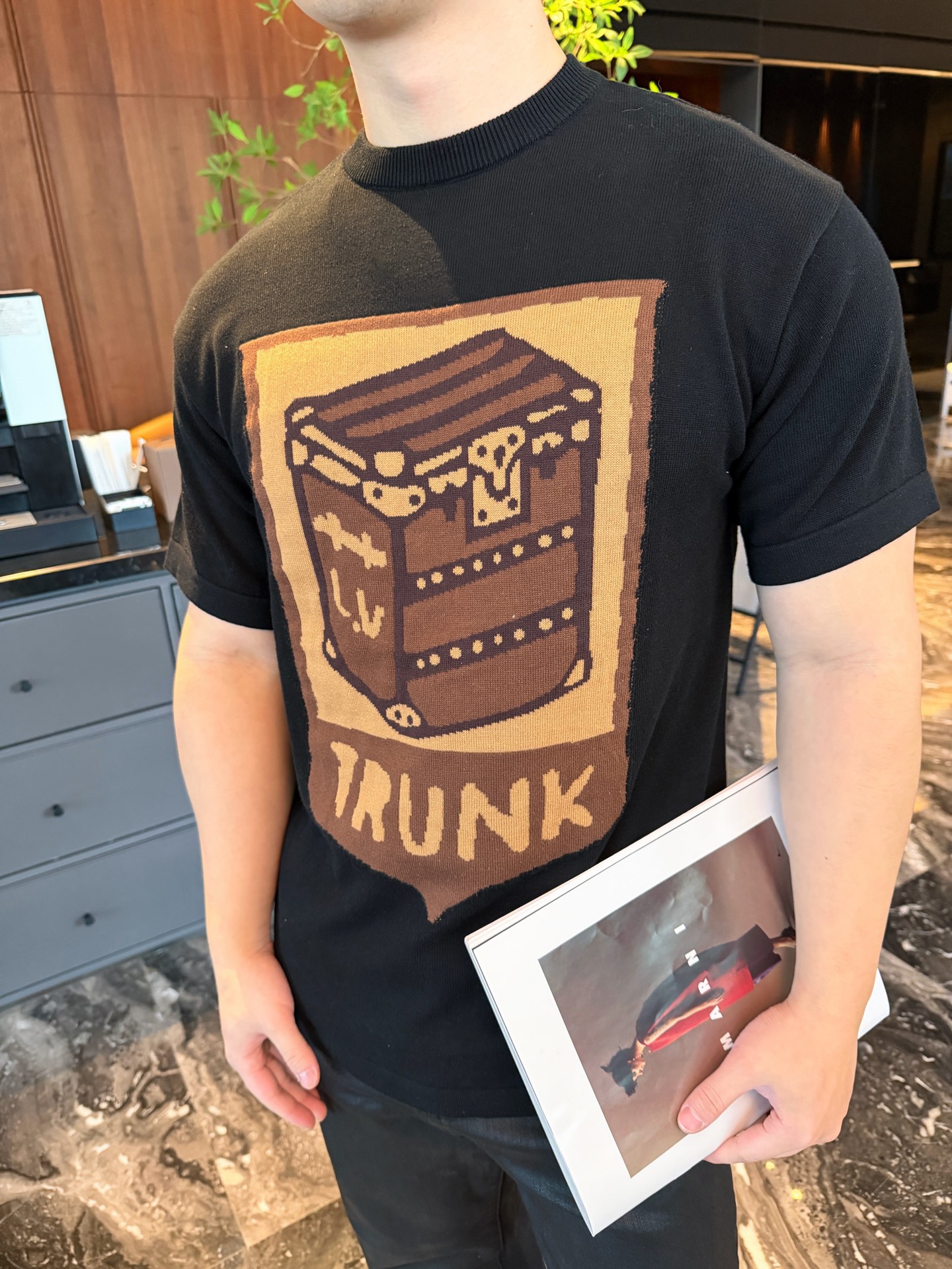 🔝LOUIS VUITTON LV 皮箱幾何圖針織短袖T恤
定織雲柔密紡棉針織料，嵌花提花織法，精細編織不僅確保了圖案的清晰度，還大大增強了織物的耐用性，成衣洗水加軟去味工藝，通過專業的洗滌設備和特定的洗滌劑，對衣物進行深度清潔和去味處理，改善衣物的手感和外觀，寬松版型
B Size：S-XL