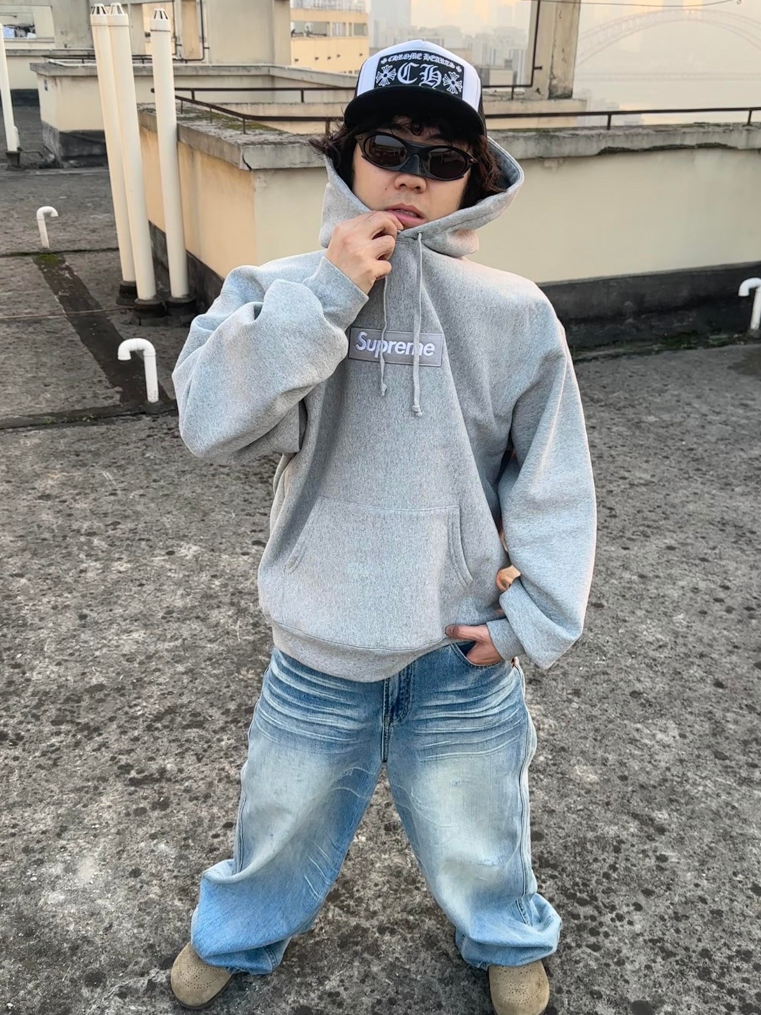 Supreme FW24 WEEK17 Box Logo Hooded Sweatshirt 胸前徽標刺繡logo口袋連帽衛衣帽衫
面料460克 高克重 面布質感強 韌性好 衣服收針處都有打套結（起到加固 久穿不變形 市面普通版本是沒有的哦） 歡迎對比 品質保證
F 尺碼：S M L XL