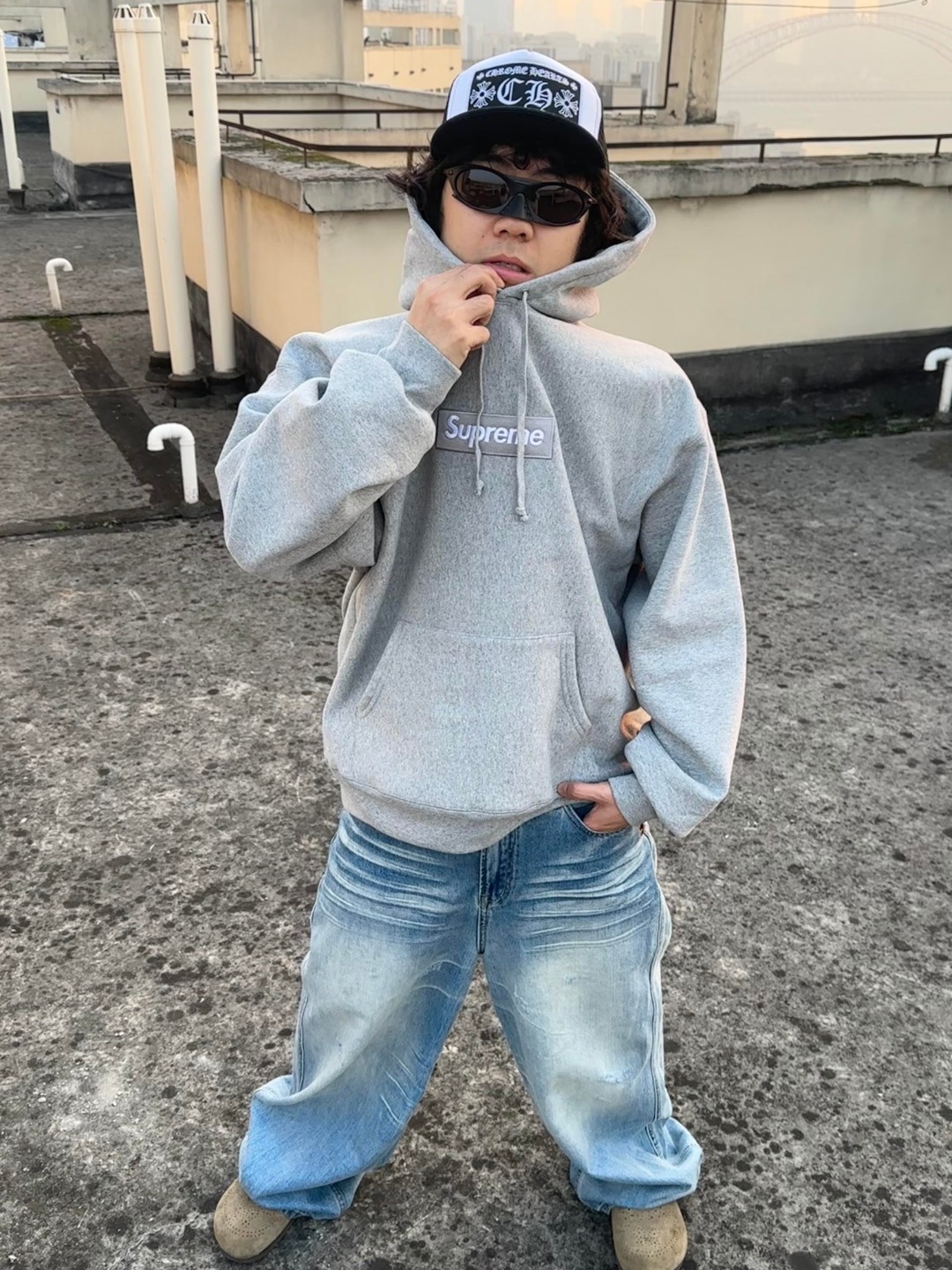 Supreme FW24 WEEK17 Box Logo Hooded Sweatshirt 胸前徽標刺繡logo口袋連帽衛衣帽衫
面料460克 高克重 面布質感強 韌性好 衣服收針處都有打套結（起到加固 久穿不變形 市面普通版本是沒有的哦） 歡迎對比 品質保證
F 尺碼：S M L XL