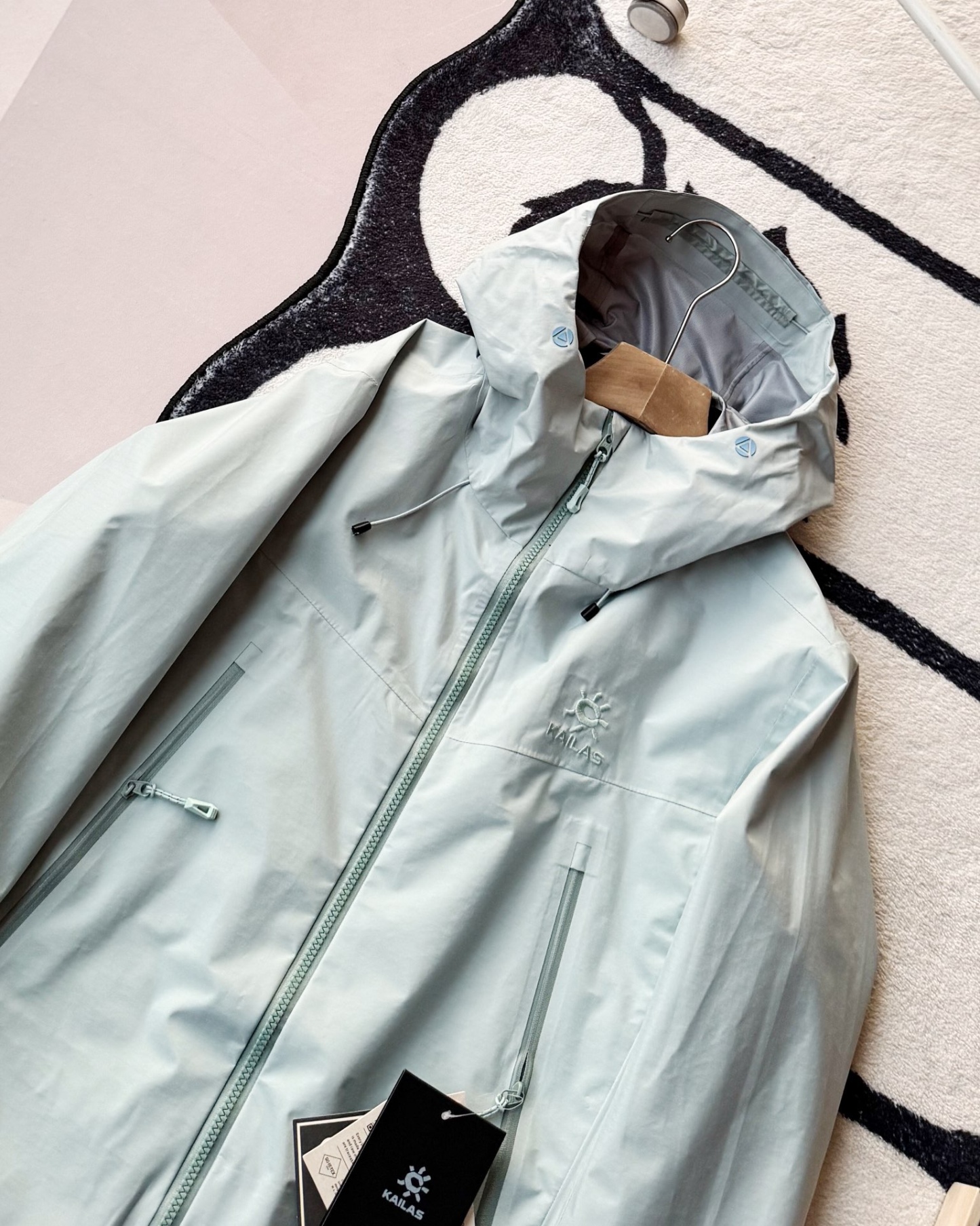 KAILAS凱樂石博格達衝鋒衣！防風防水透氣保溫，六色可選！面料採用與100D Gore-Tex Pro同級防護科技，人性化剪裁設計立體剪裁在肩部、肘部預留充足活動空間，背負重包時也不會束縛動作。風帽後側設有抽繩調節系統，暴雨時收緊可防止雨水糊臉；袖口採用鈎環固定，大幅活動時不易移位。透氣與輕量平衡腋下雙拉鍊設計能在運動時形成有效通風。整體重量控制得當，長途徒步不會造成負擔。可拆卸內膽：三合一設計最驚喜的是羽絨內膽
羽絨內膽特別輕便，保暖效果很好；可拆卸，很方便穿脫，拆掉羽絨內膽，就是一件風殼