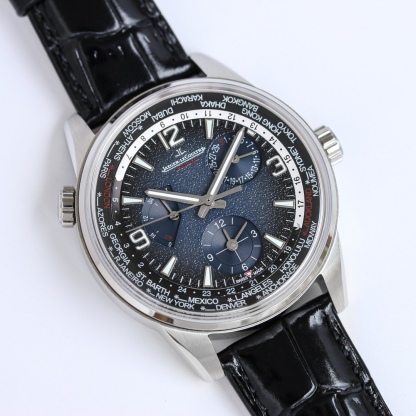 積家 北宸系列 Geographic WT“全球限量版”地理學家世界時腕表採用藍黑漸變色與全黑色錶盤 腕表的凸緣顯示全球24個時區 成為行動派男士旅行期間的可靠搭檔  佩戴者可透過10時位置的表冠設定 尺寸43mm表殼 316L鋼殼 搭配拱“鍋蓋”鏡面 採用亞洲機芯復刻版：936A/1自動上鏈 技術無與倫比 城市名部分以乳白色為基底 2時位置的日曆顯示 6時位置的第二時區顯示和10時位置的動力儲存顯示副錶盤飾以太陽放射狀飾紋 進口牛皮 升級版原裝折疊扣 精緻推薦男士多功能機械腕表