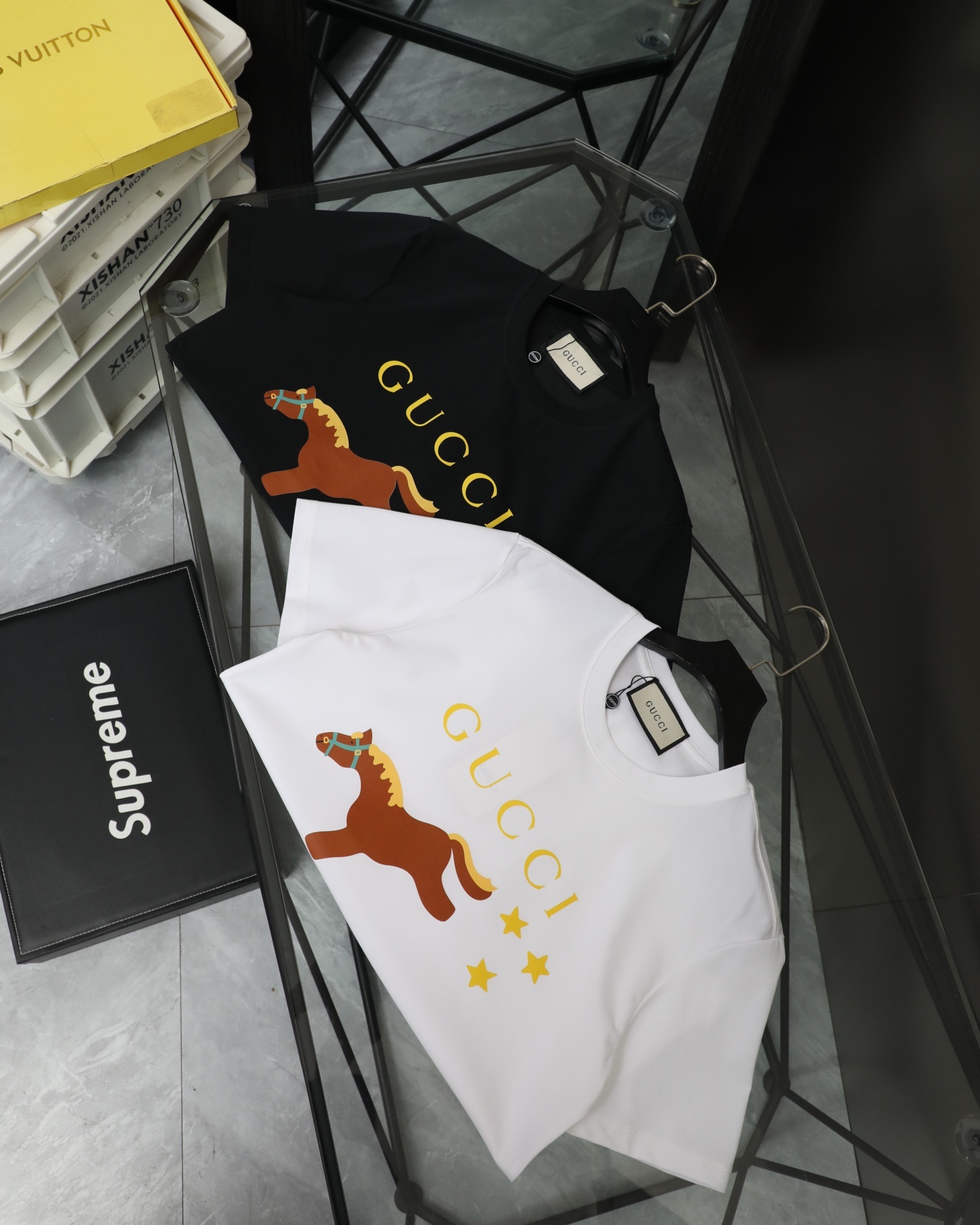 GUCCI/古馳  2026新款短袖卡通系列馬年限定小馬印花T恤男女同款

    這款可愛風格的短袖T恤，採用重磅純棉材質，印花是水印透氣性極佳，讓你在炎炎夏日也能保持清爽。
    螺紋領口定制1比1螺紋，二本針雙縫線，不縮水不變形，甄選好棉，成就了軟糯細膩的膚感質感出色，讓你在脫穎而出，還持久耐穿整體是簡約精緻的款式，經過無數次調配的版型上身更顯時筆風度，潮流感拉滿顯瘦“小心機”，落肩設計修飾肩膀厚度，活力滿滿
顏色：  黑色    白色
尺碼：M~2X
尺碼表：圖9