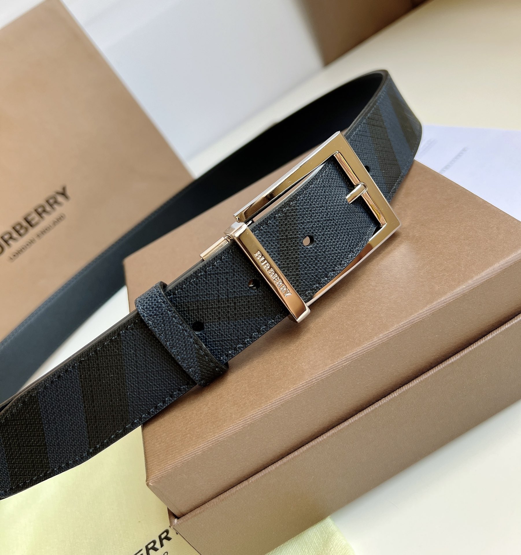 Burberry  專櫃同步 雙面兩用的意大利制腰帶   選用皮革與專屬標識印花環保帆布製作  腰帶配有精美的專屬標識造型飾牌搭扣  寬:3.5cm  精緻優雅  簡單大方.