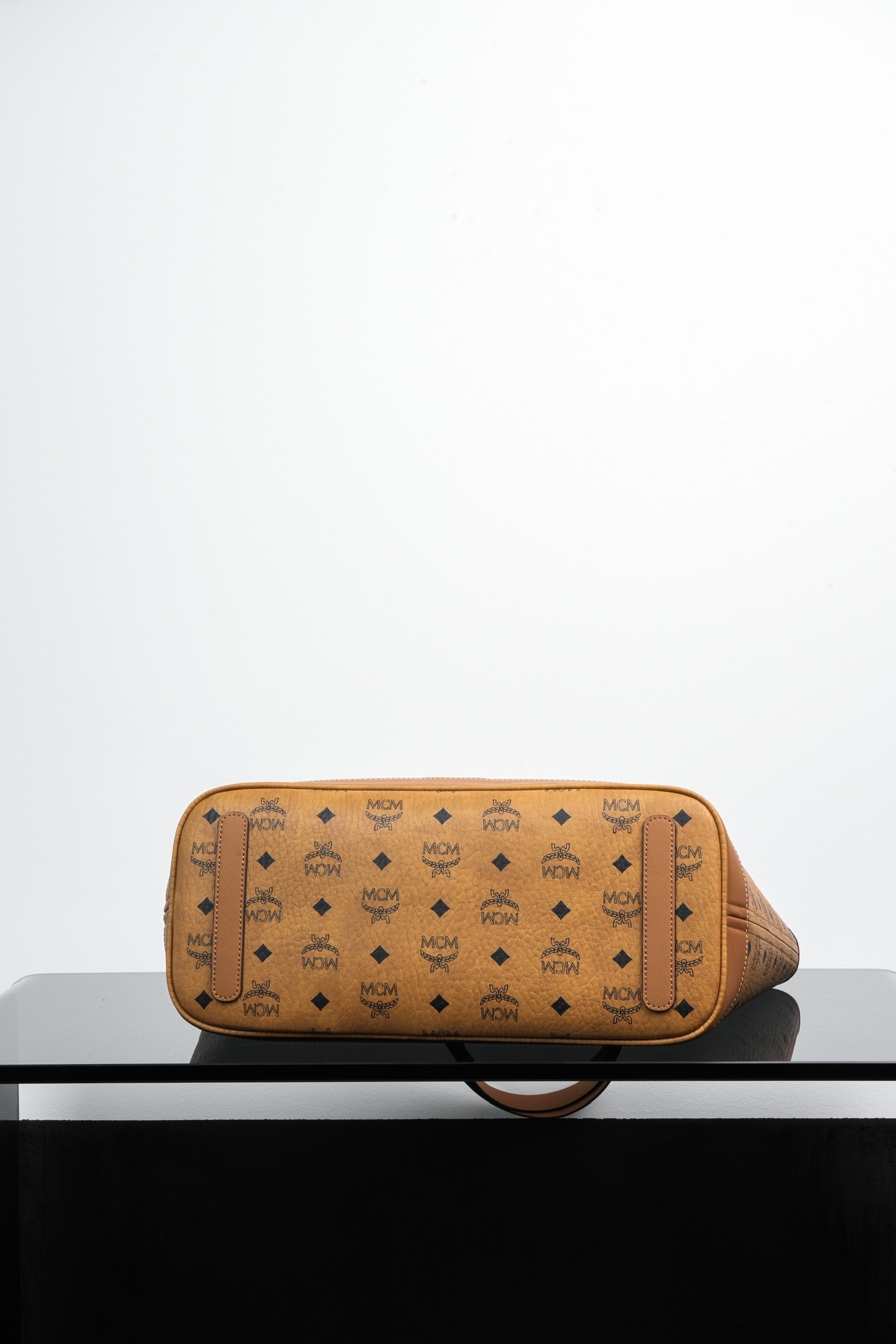 ®新款上線®
𝙈𝘾𝙈 𝙇𝙞𝙯 𝙈𝙚𝙙𝙞𝙪𝙢
乾邑色中號#購物袋

·CP獨家出品｜乾邑色
新Liz，新面貌。這款Liz包袋專為靈動隨行而生，經過重新設計的款式更輕盈、觸感更柔軟，加長皮革肩帶提升了佩戴舒適度，D型環扣則可用於懸掛個性掛飾。包袋內部有標誌性的慕尼黑獅子守護，致敬了品牌傳統。此外，包袋還搭配了一個可拆卸內袋，可作為獨立的手拿包使用，助您輕鬆應對日夜場景轉換。

