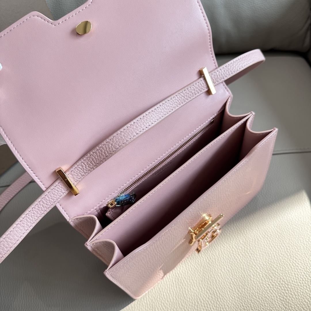 B家最新版型立挺的「TB 專屬標識鎖扣包」，選用意大利鞣制粒紋皮革打造，搭配緝明線設計，鎖扣裝飾 Thomas Burberry 靈感專屬標識，可肩背、斜背或打造手拿包造型。
21 x 6 x 16cm❤️型號3311